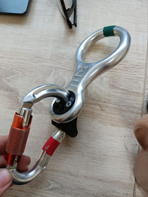 登山扣上锁缩略图