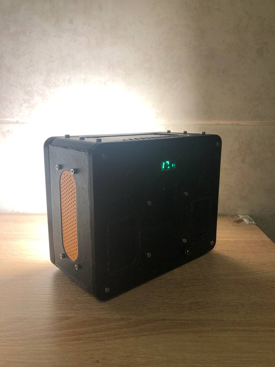 聚光灯扬声器充电器
