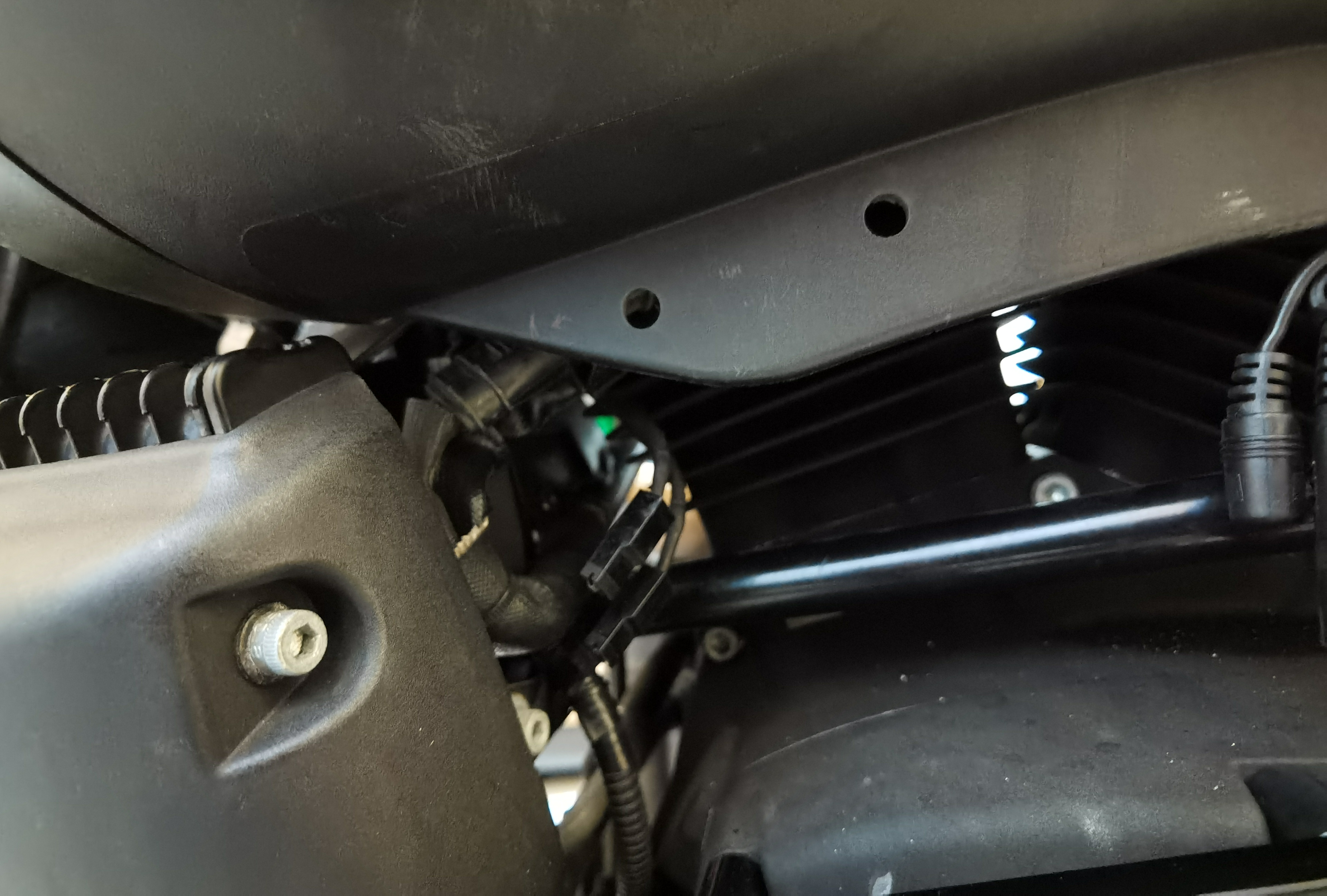 喇叭罩安装 +T-Rex 车架滑块左侧