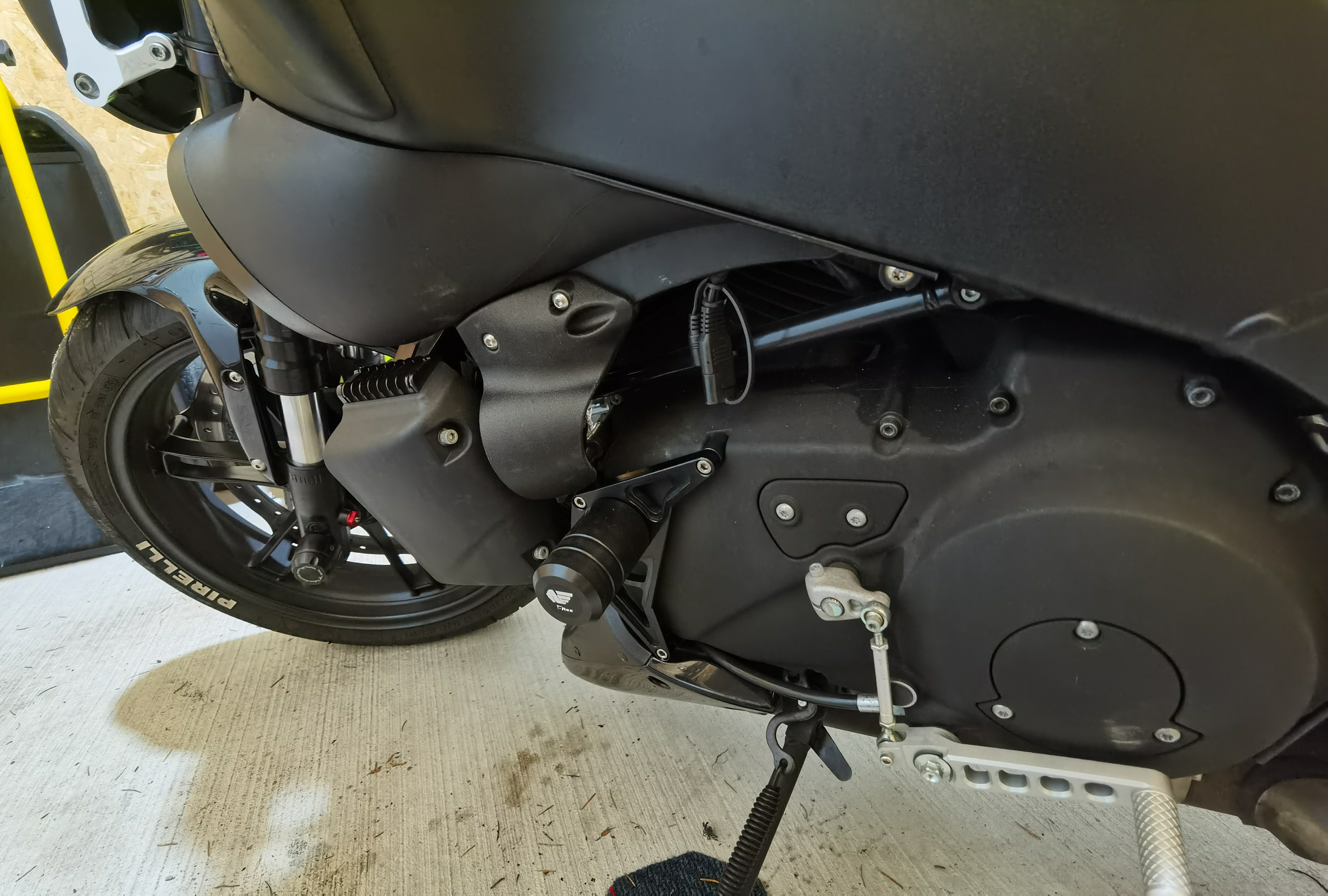 喇叭罩安装 +T-Rex 车架滑块左侧