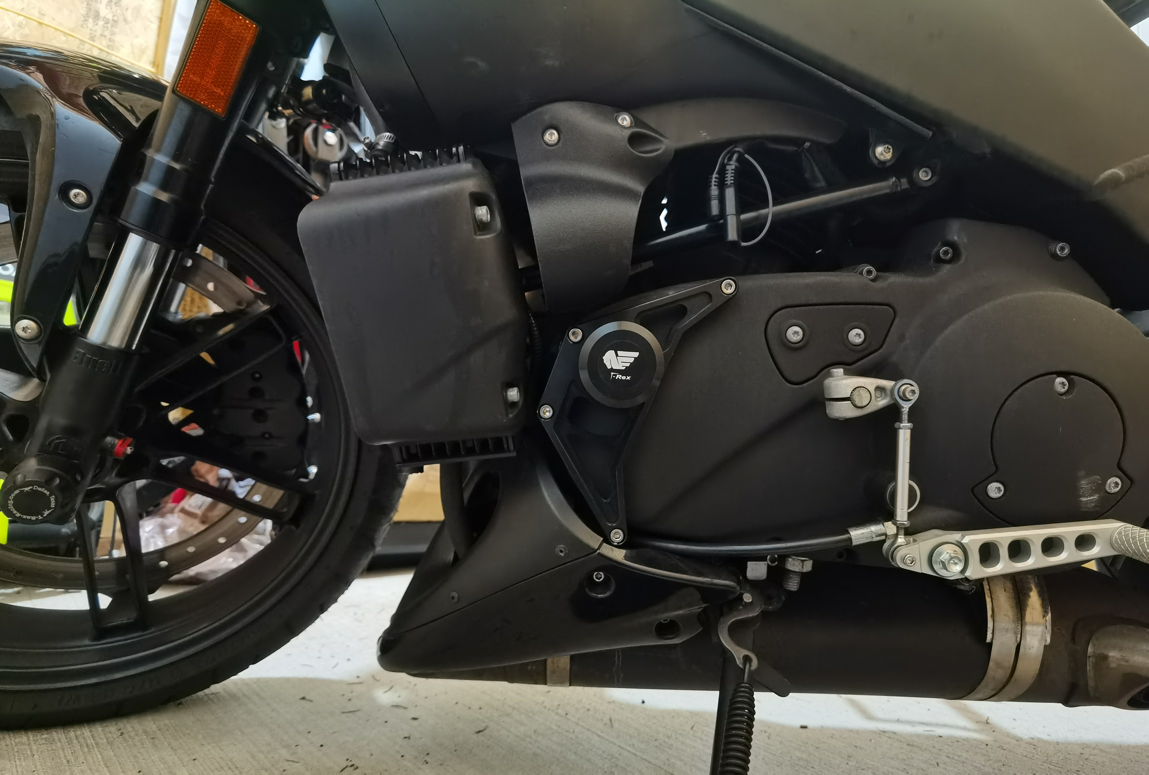 喇叭罩安装 +T-Rex 车架滑块左侧