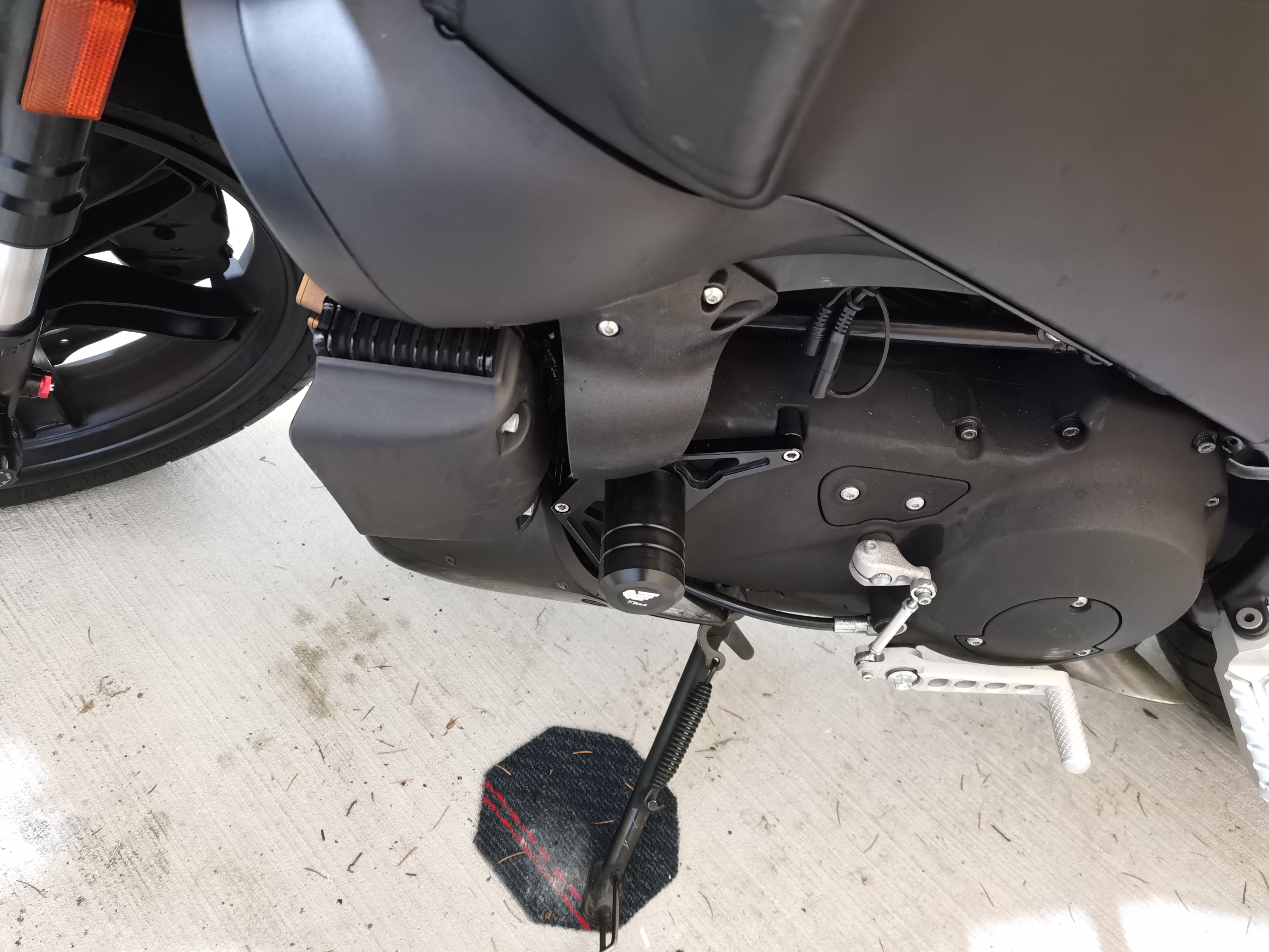 喇叭罩安装 +T-Rex 车架滑块左侧