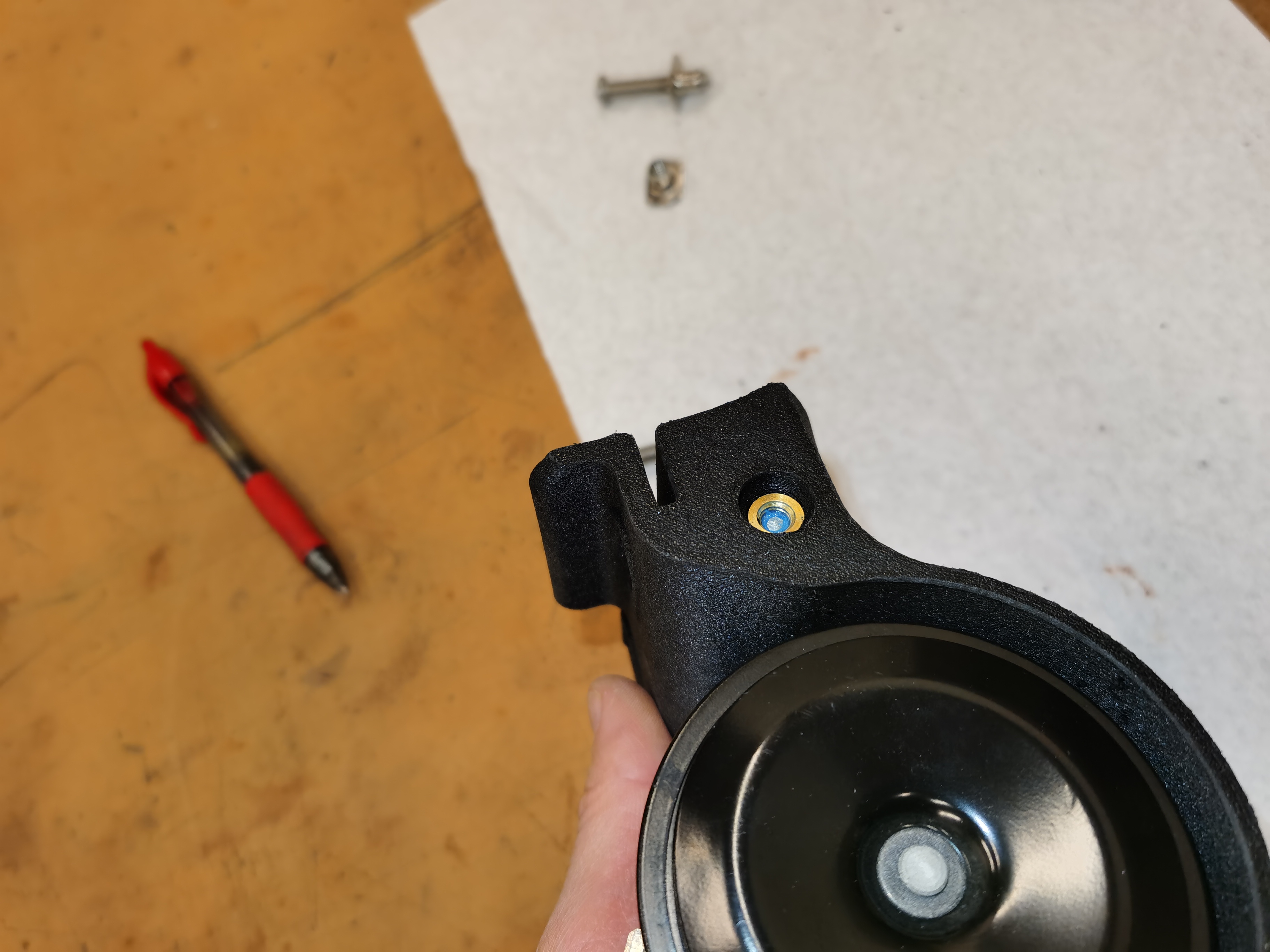 喇叭罩安装 +T-Rex 车架滑块左侧