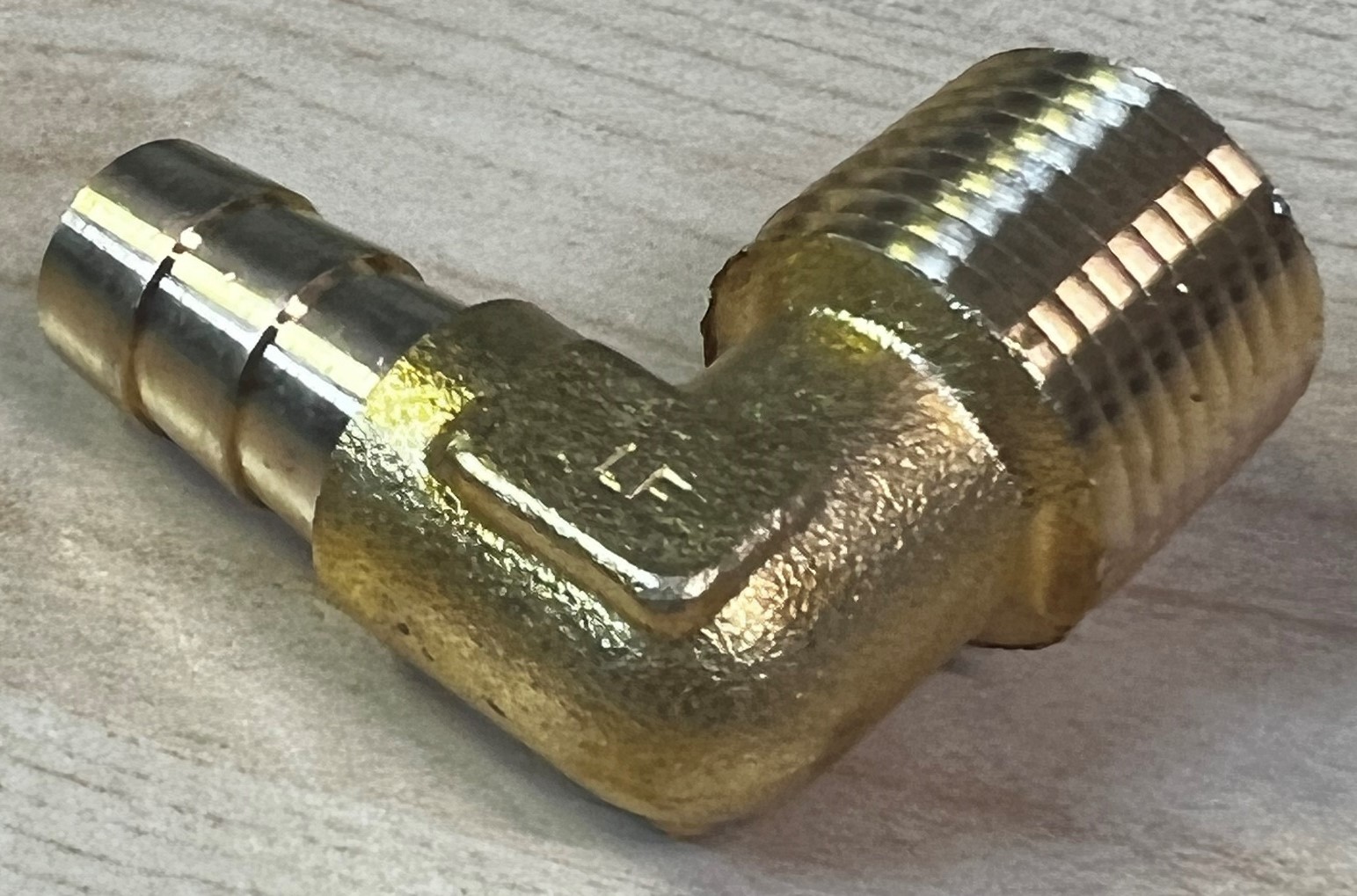 3-8英寸MNPT X 3-8英寸软管内径黄铜弯头宝塔接头