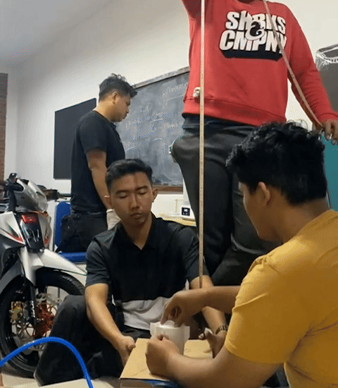 气动弹射机构