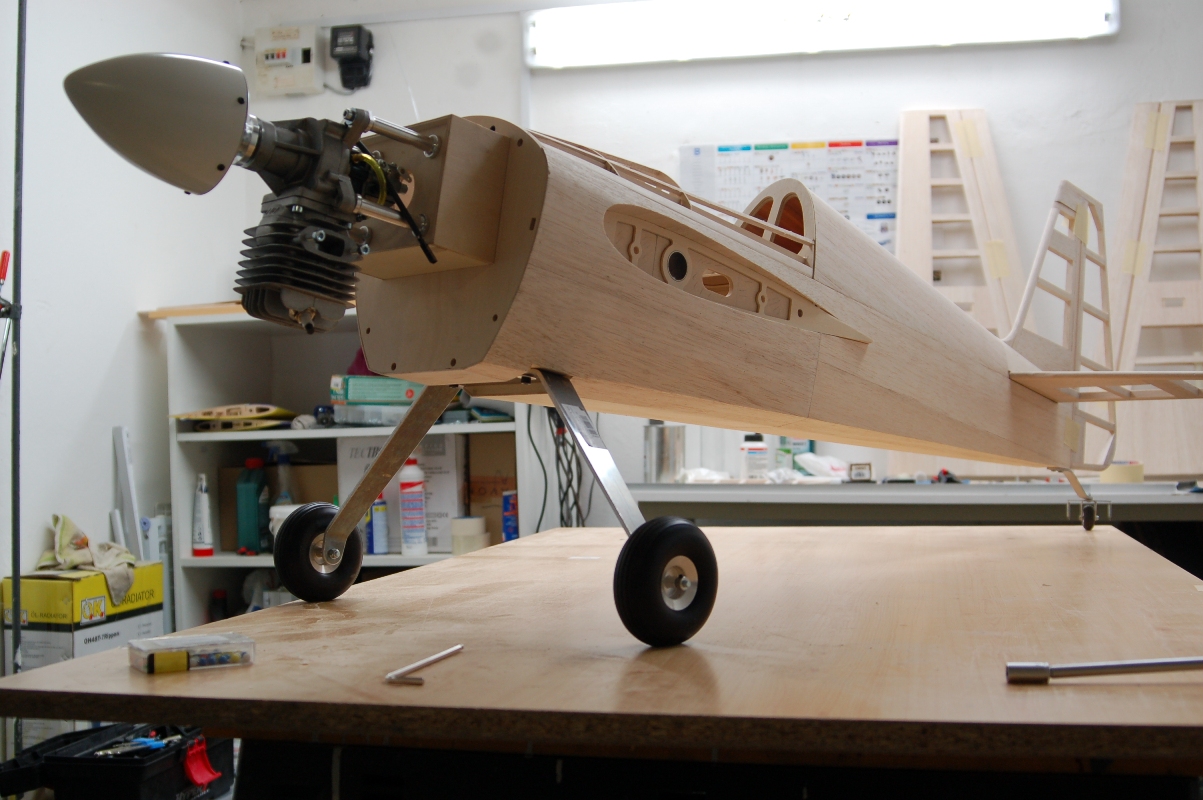 胶合板和轻木构建遥控航模
