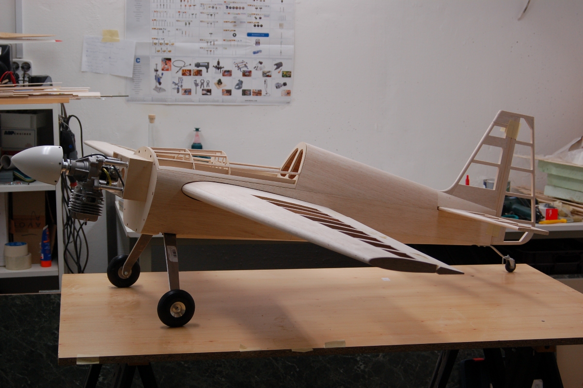 胶合板和轻木构建遥控航模