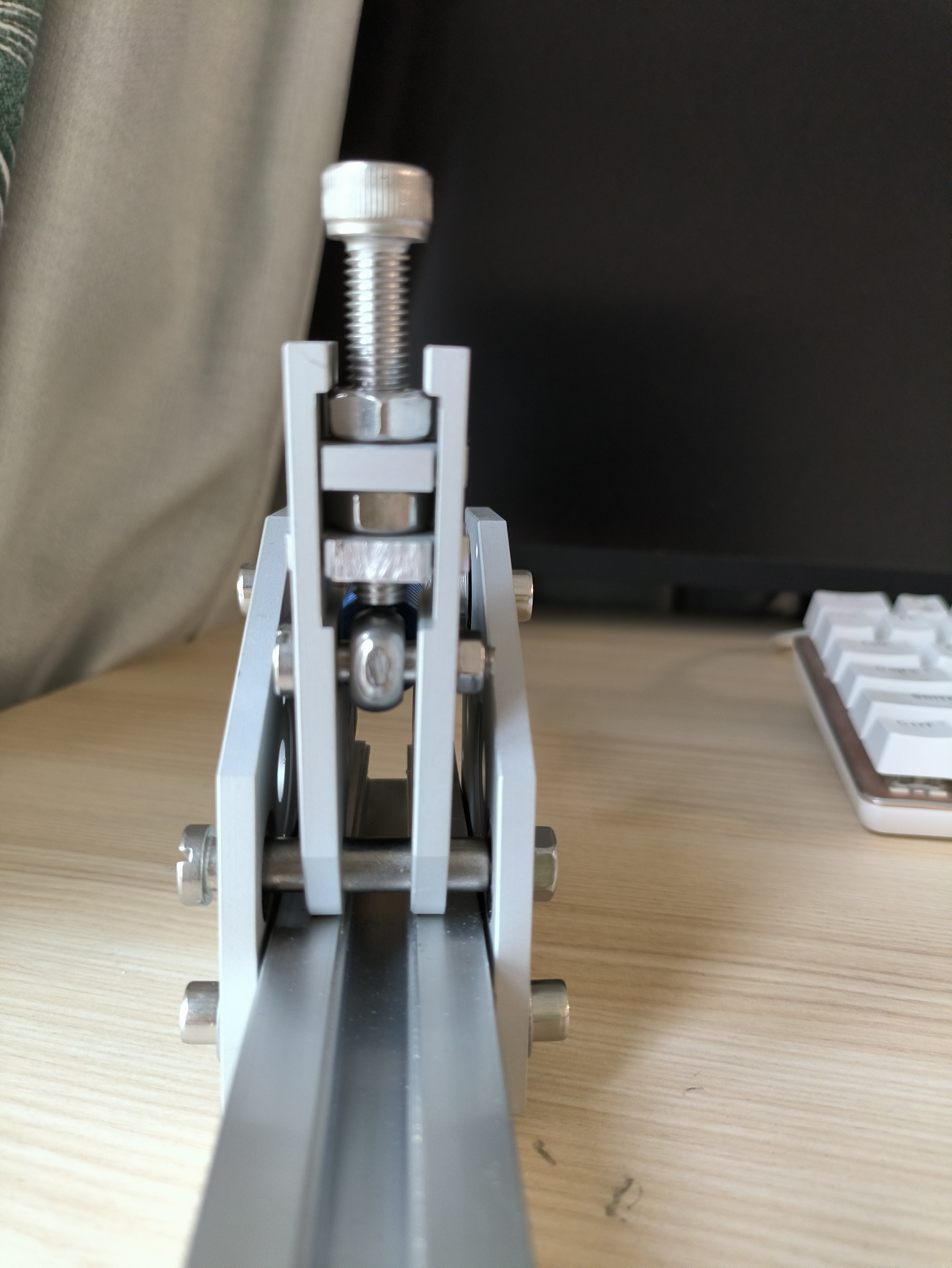 寸仅为80x80x5mm的迷你顺序换档器和手刹