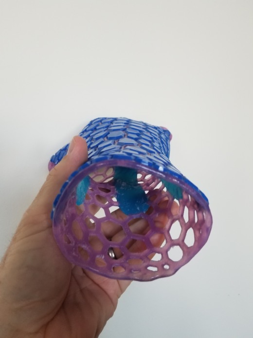 这是一个定制的适合和打印的三维扫描制成的手腕支撑。主手套-袖子是柔性的，集成有刚性支撑部分缩略图