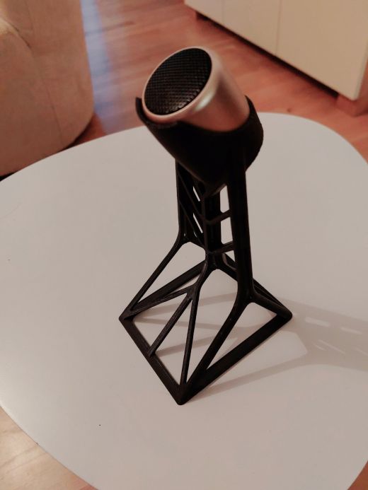 小扬声器的艺术品架缩略图