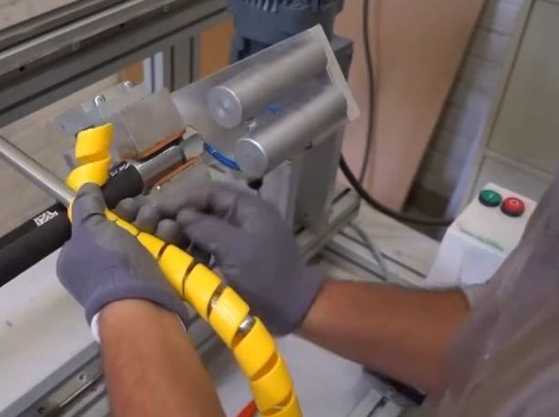 A0002585-绕线机在高压软管上缠绕保护螺旋