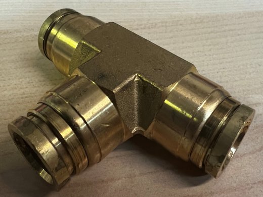 带有3个1-2 推入式连接配件的黄铜三通接头。派克零件号164PMT-8或固安捷产品号11K696缩略图