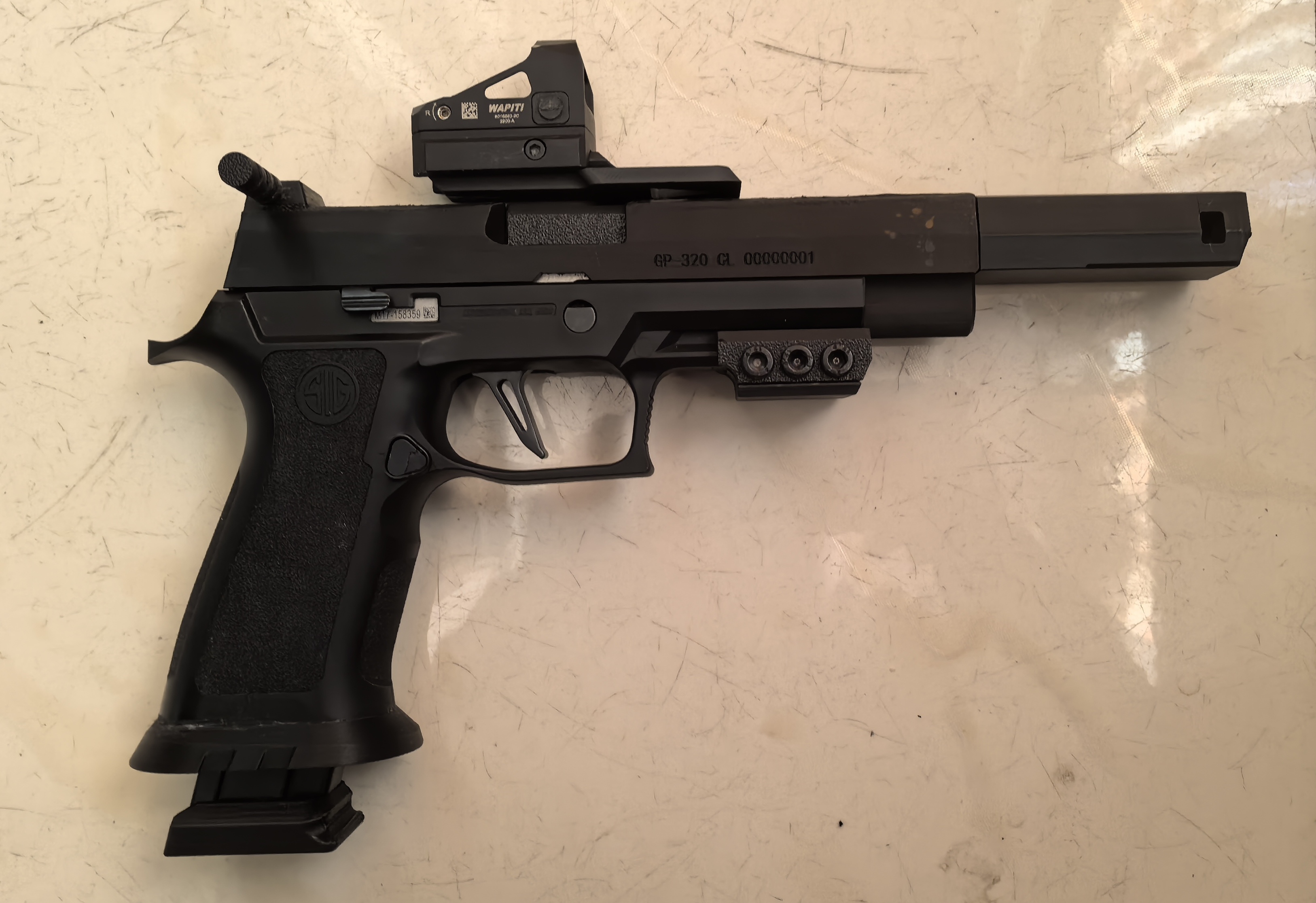 VFC P320 IPSC 包括滑套、枪管、制动器和瞄准镜安装座。四种不同款式供 X5 和 M17 使用。
