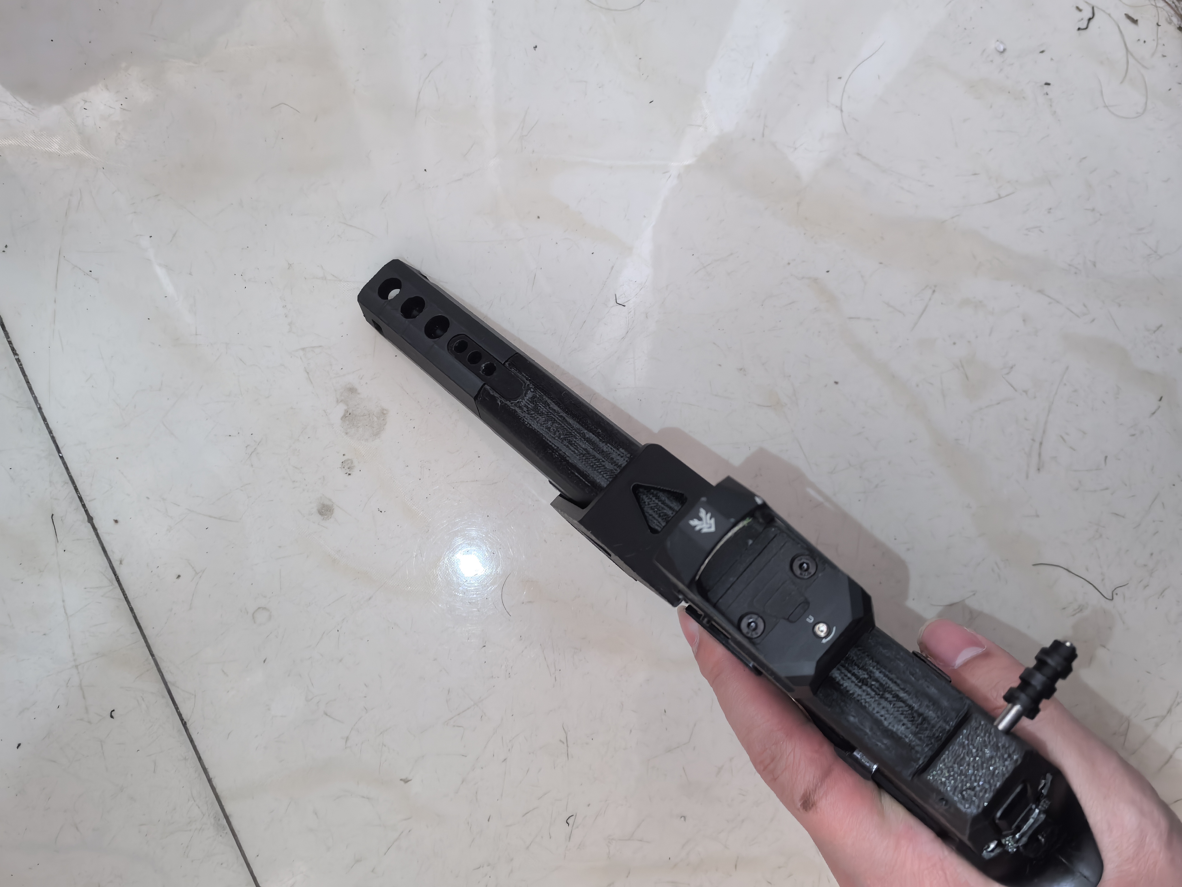 VFC P320 IPSC 包括滑套、枪管、制动器和瞄准镜安装座。四种不同款式供 X5 和 M17 使用。