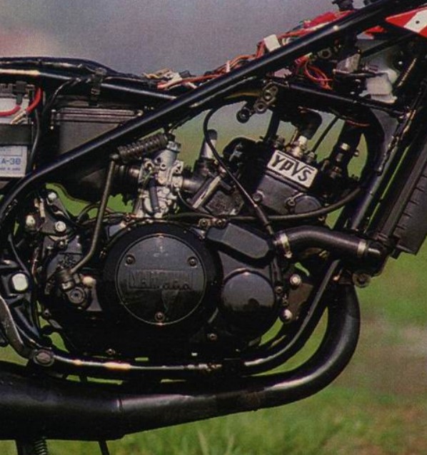 雅马哈 RD350 发动机