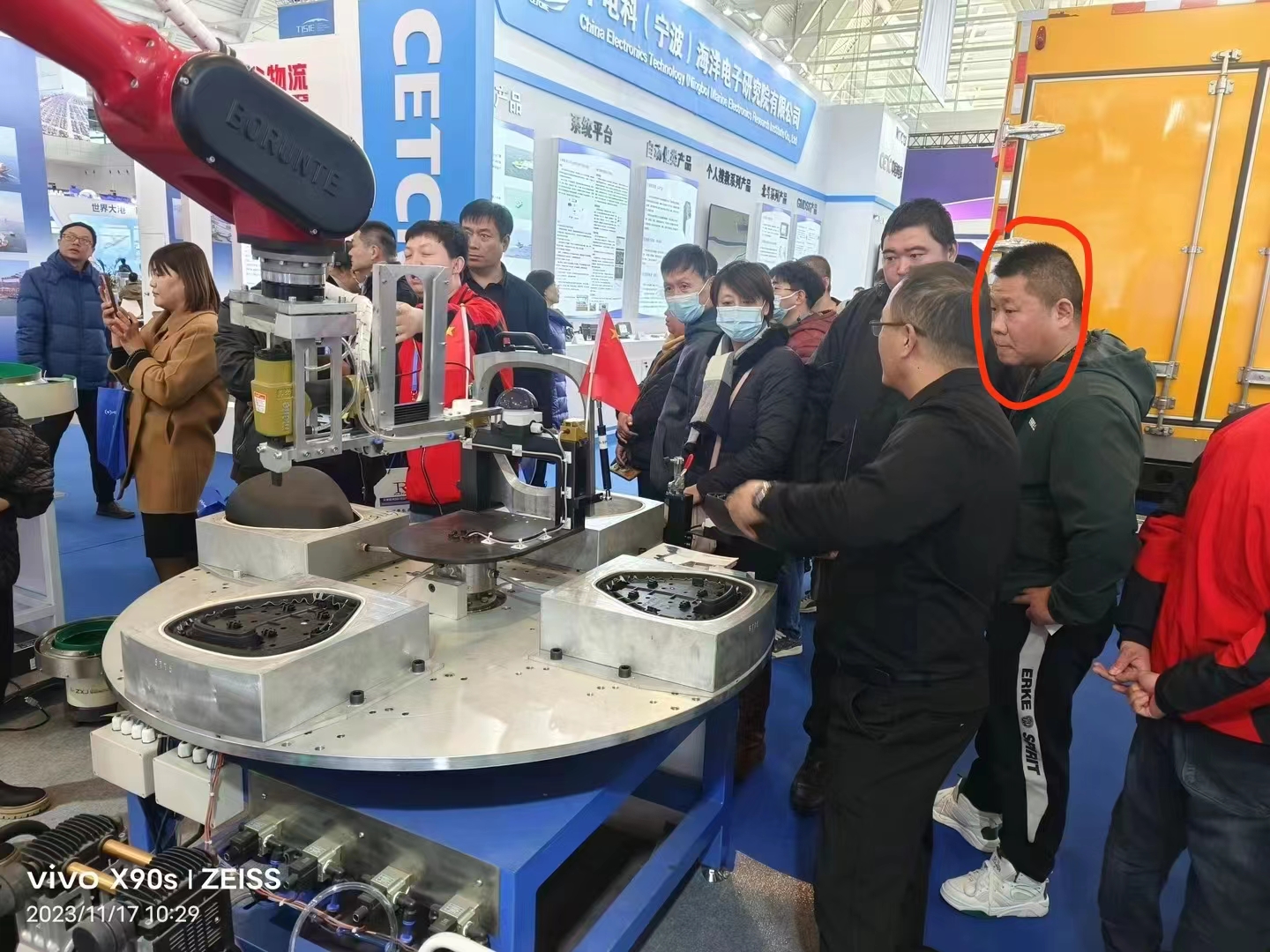 电动车鞍座打钉机