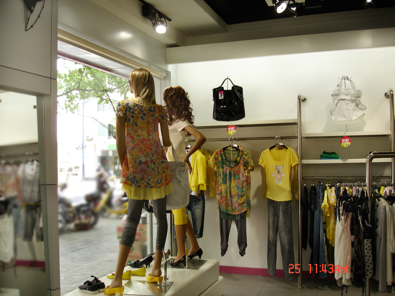 时尚品牌女装店设计(含实景照))