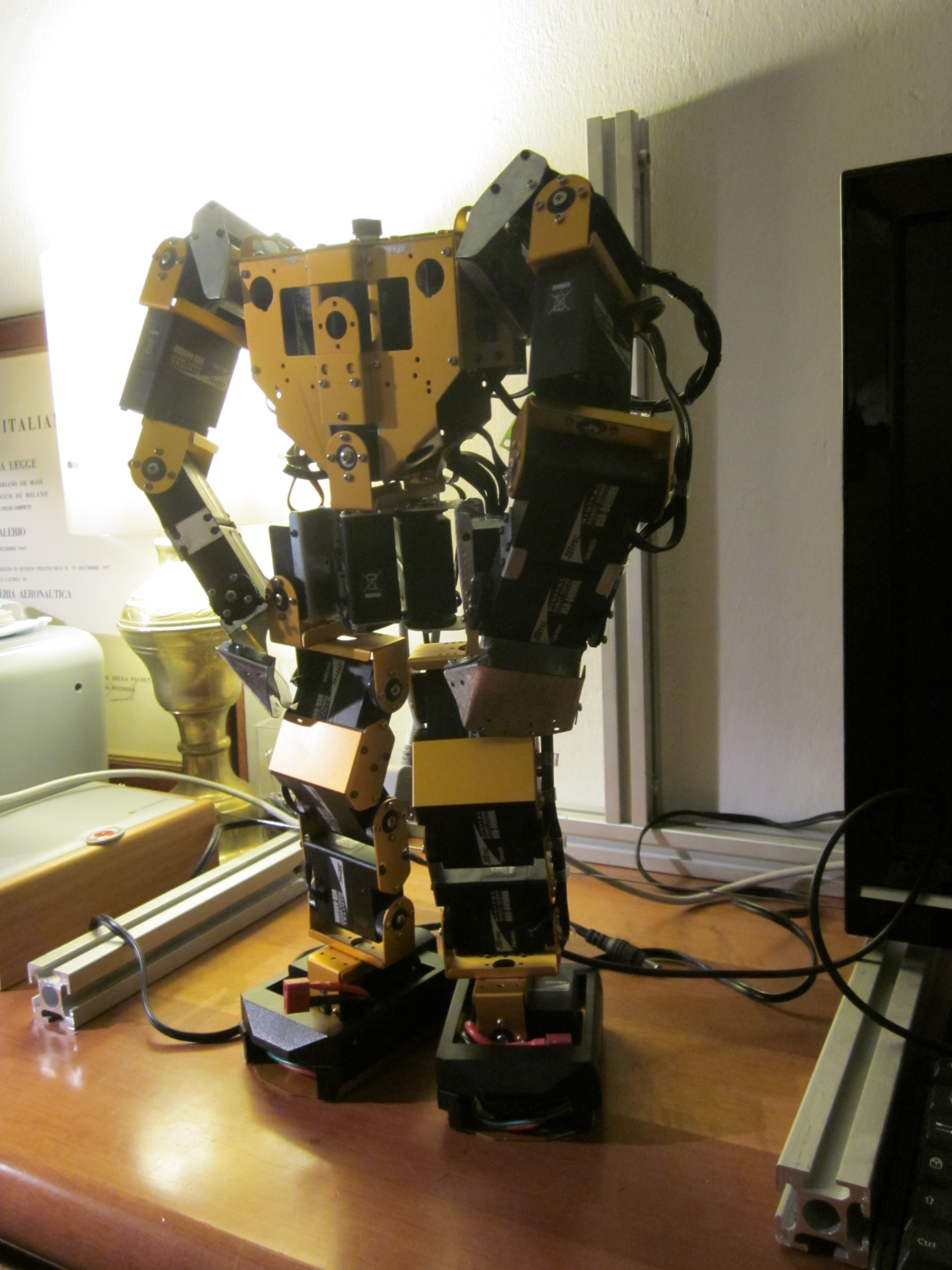 Robonova人形机器人结构模型3D图纸 STEP格式