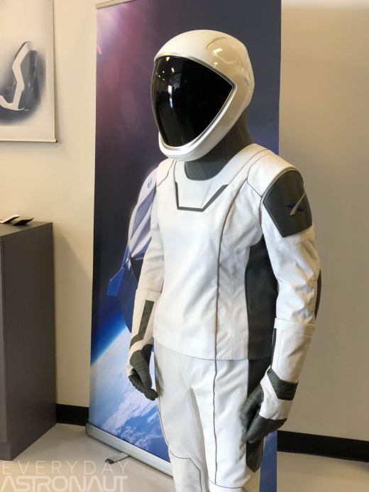 太空探索宇航服和机组人员缩略图