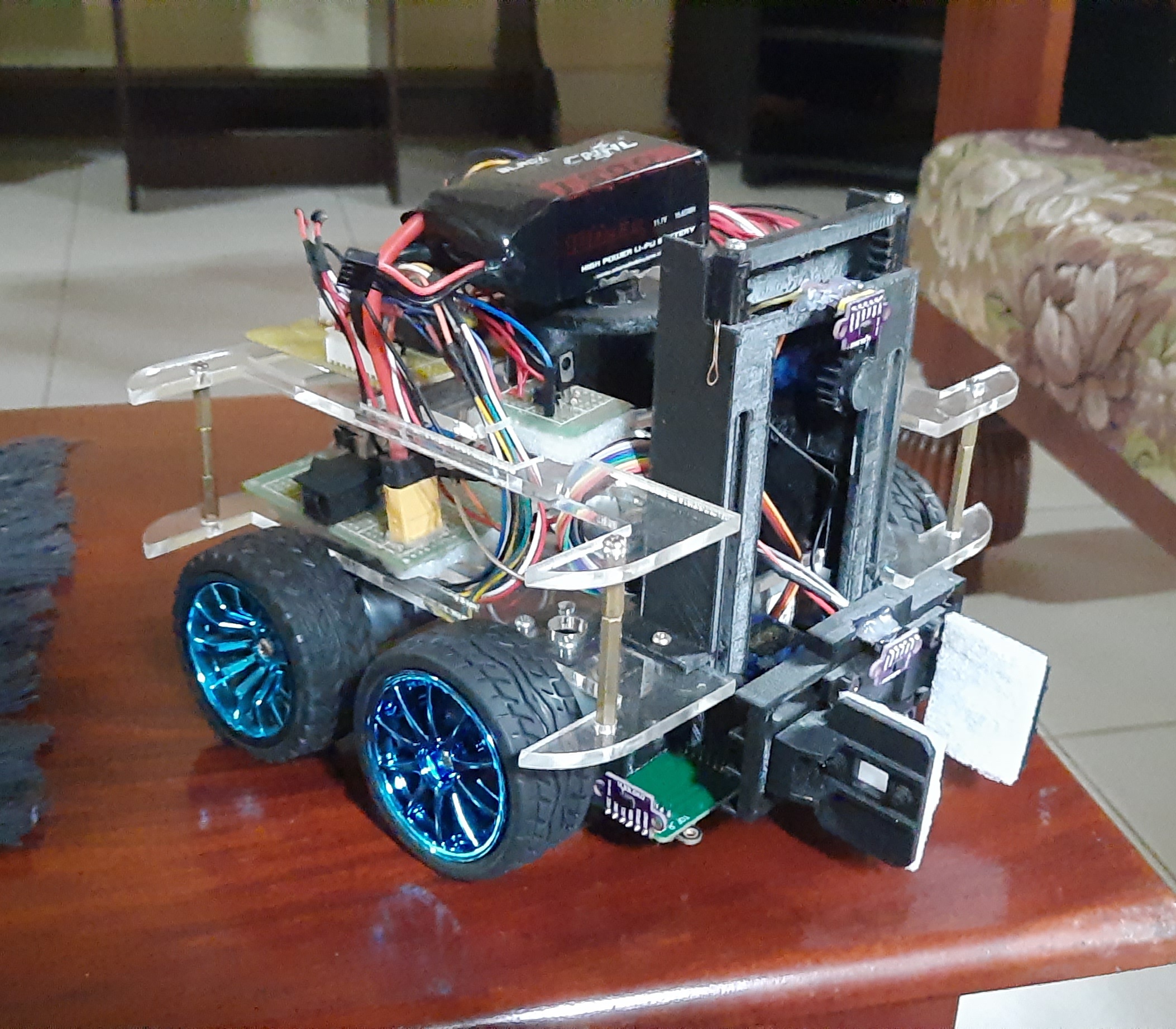 带夹爪的四轮驱动编程小车