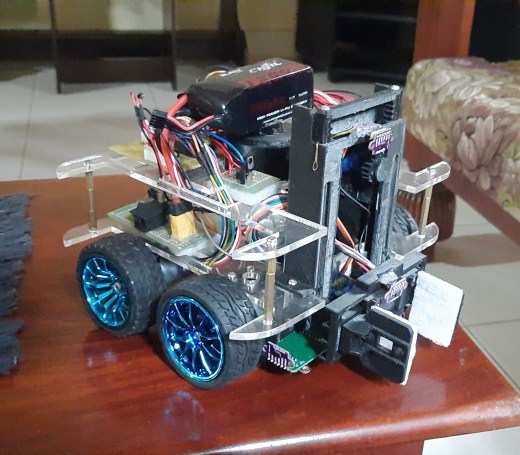 带夹爪的四轮驱动编程小车缩略图