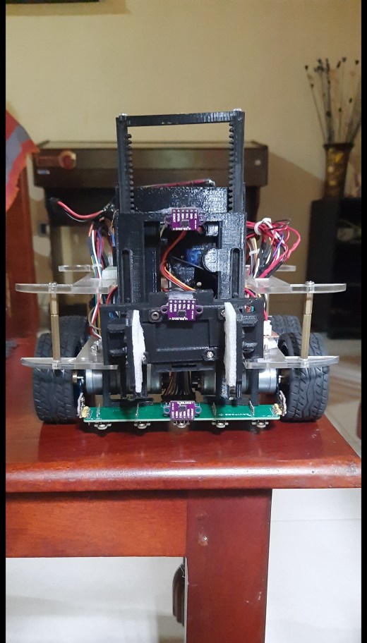 带夹爪的四轮驱动编程小车缩略图