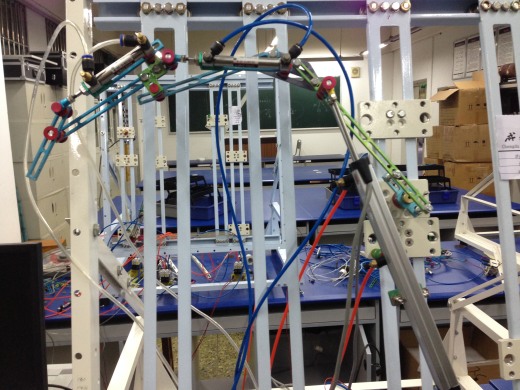 普通挖掘机动臂机构设计与运动分析缩略图