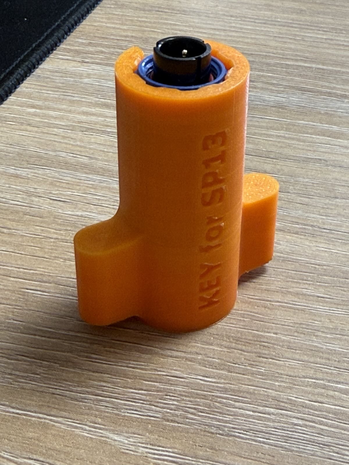 标准塑料SP13连接器。