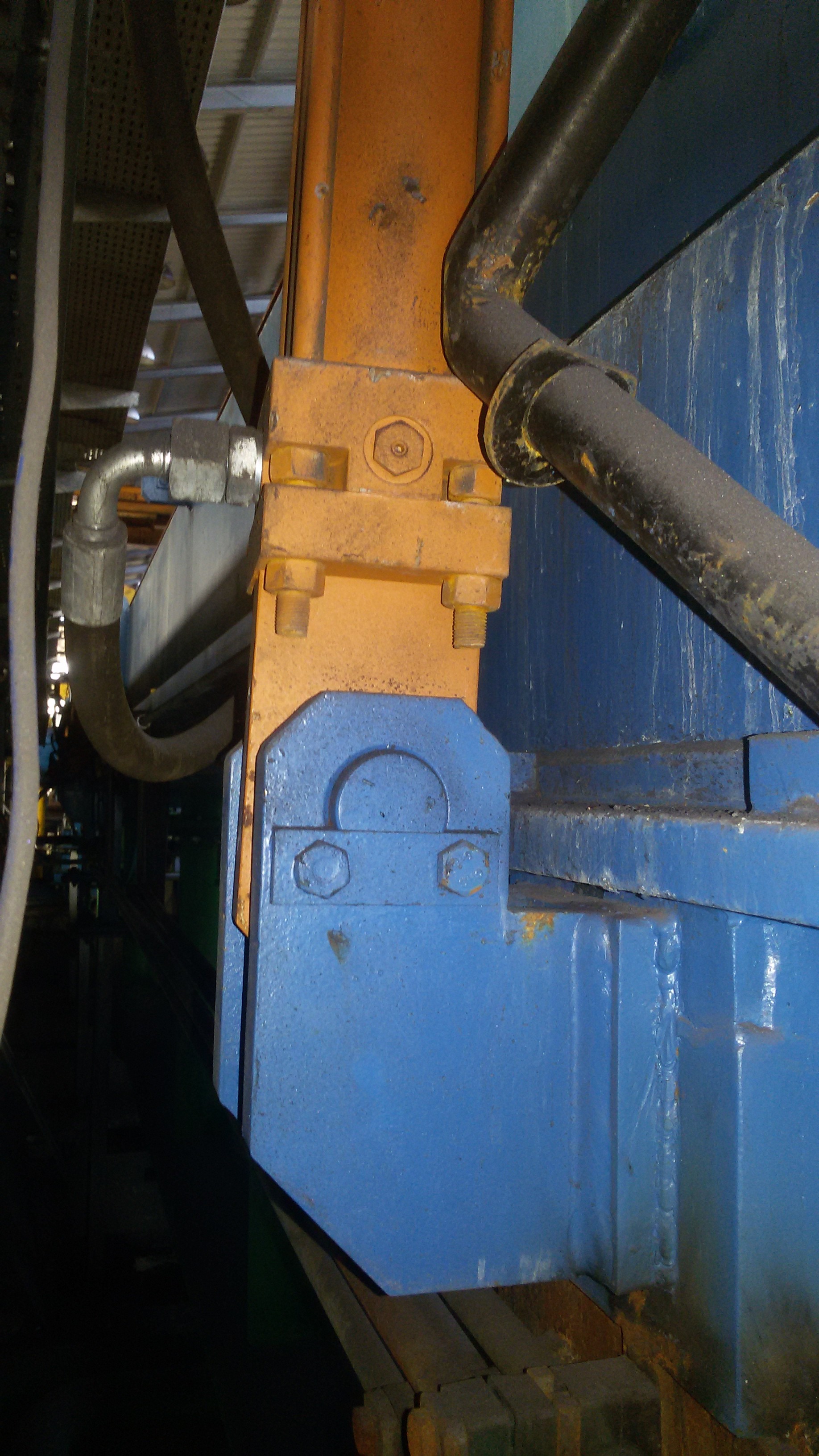 A0002796-连杆液压缸 (DANIELI) (轧材精整区尾部剪切机) 40x28x43.2 毫米