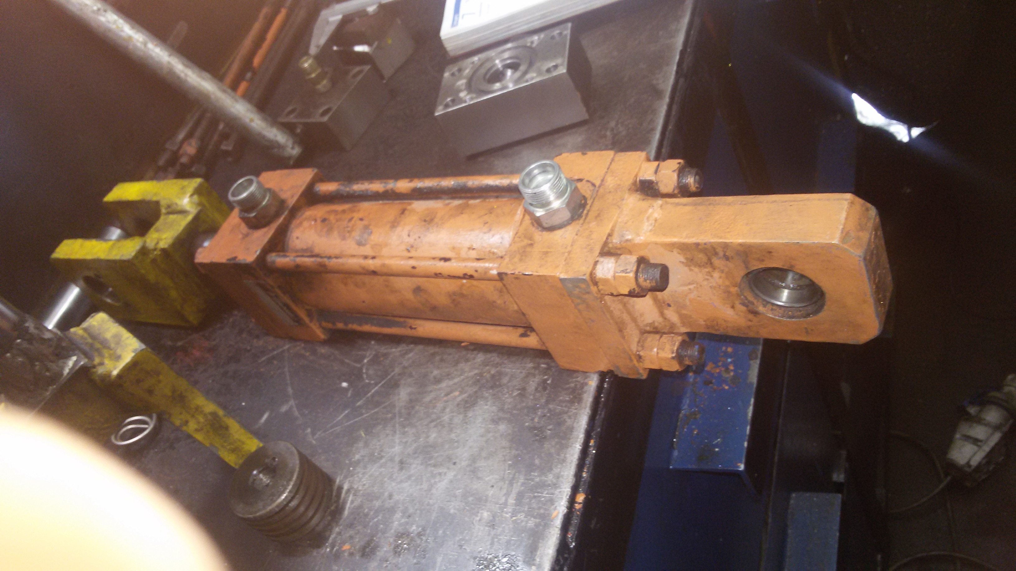 A0002796-连杆液压缸 (DANIELI) (轧材精整区尾部剪切机) 40x28x43.2 毫米