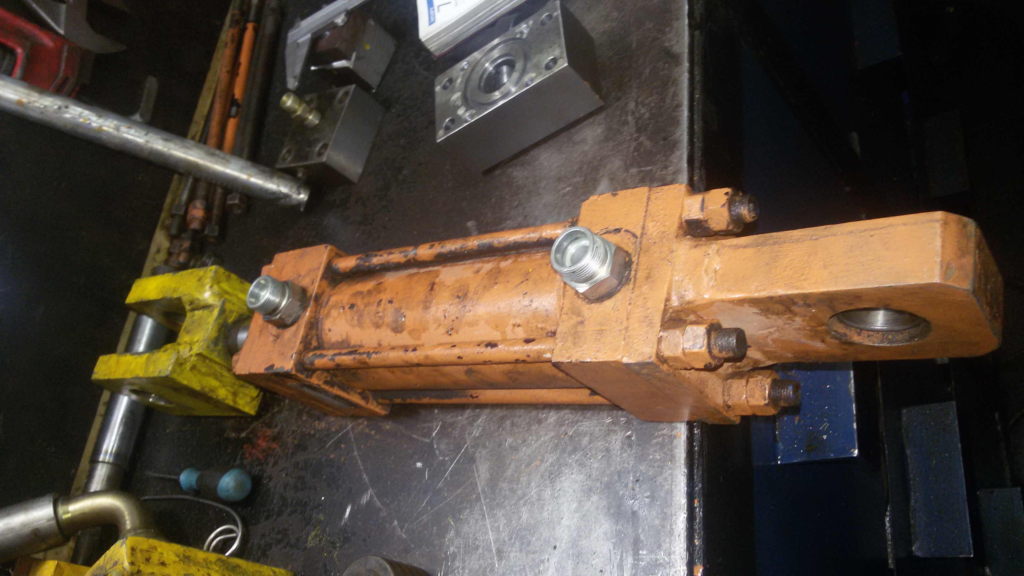 A0002796-连杆液压缸 (DANIELI) (轧材精整区尾部剪切机) 40x28x43.2 毫米