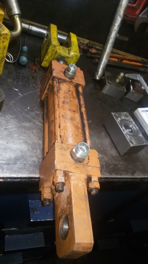 A0002796-连杆液压缸 (DANIELI) (轧材精整区尾部剪切机) 40x28x43.2 毫米缩略图