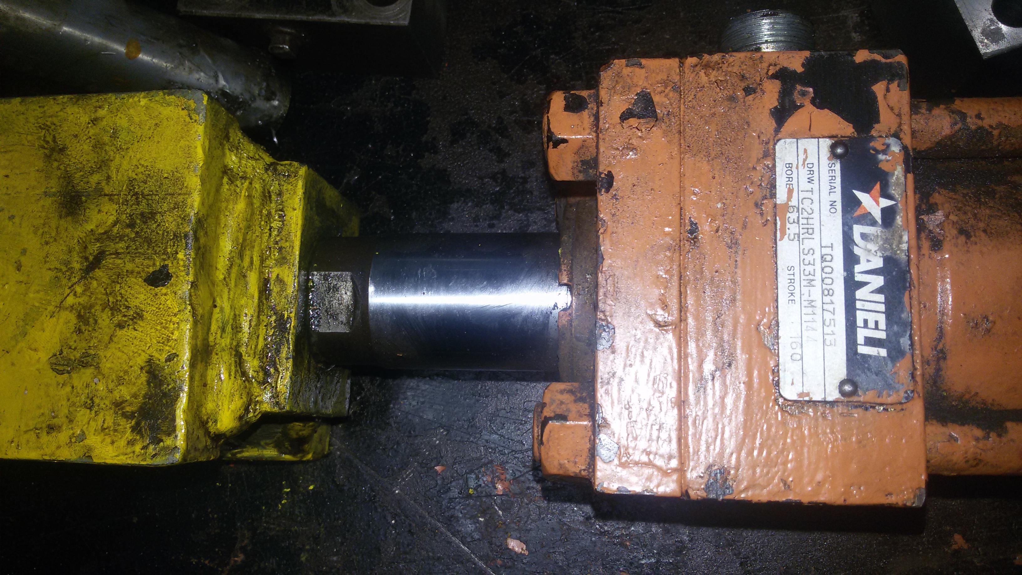 A0002796-连杆液压缸 (DANIELI) (轧材精整区尾部剪切机) 40x28x43.2 毫米