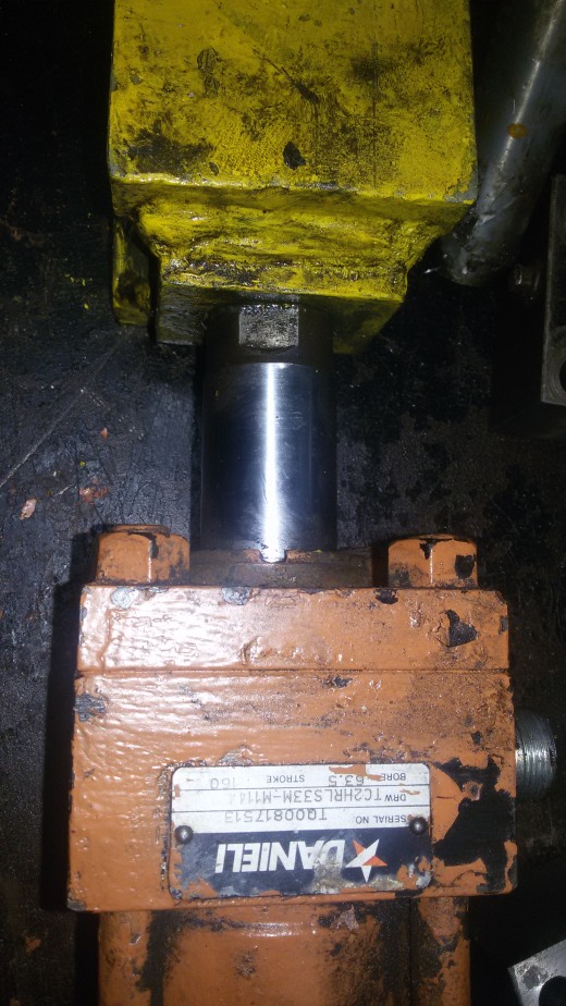 A0002796-连杆液压缸 (DANIELI) (轧材精整区尾部剪切机) 40x28x43.2 毫米缩略图