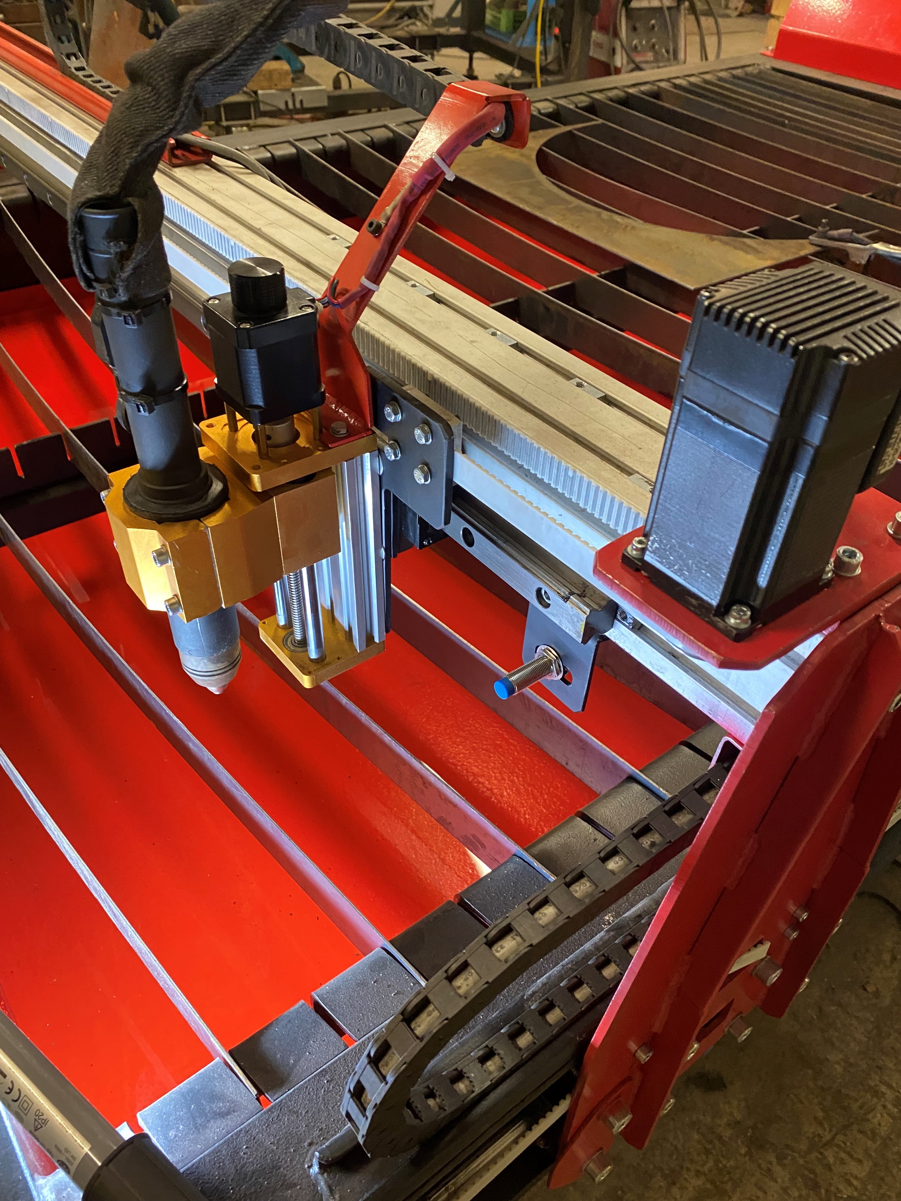 3 轴上切割金属板