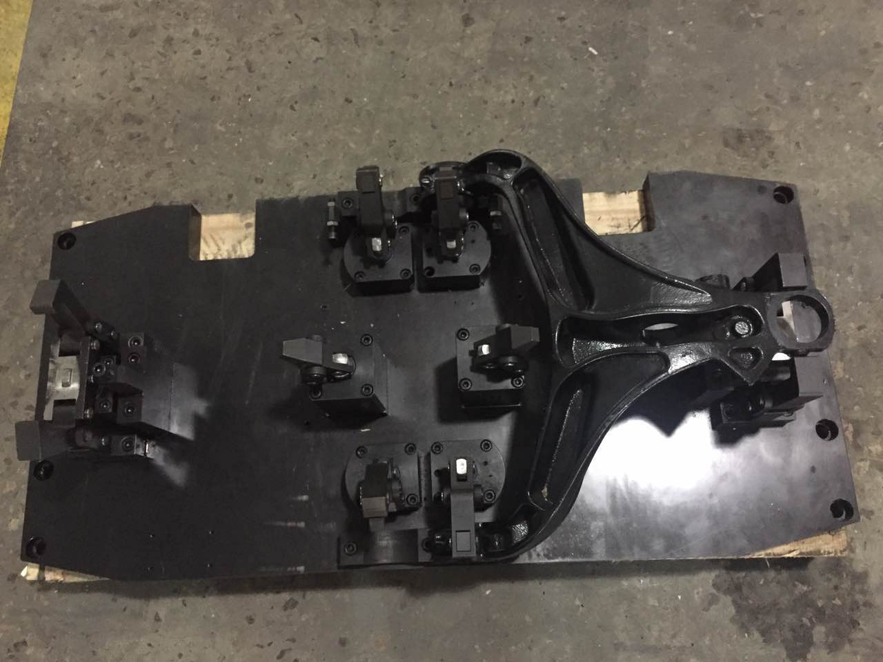 4.道奇下摆臂夹具