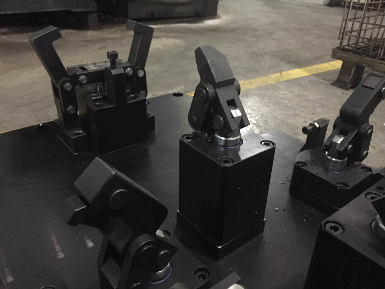 4.道奇下摆臂夹具