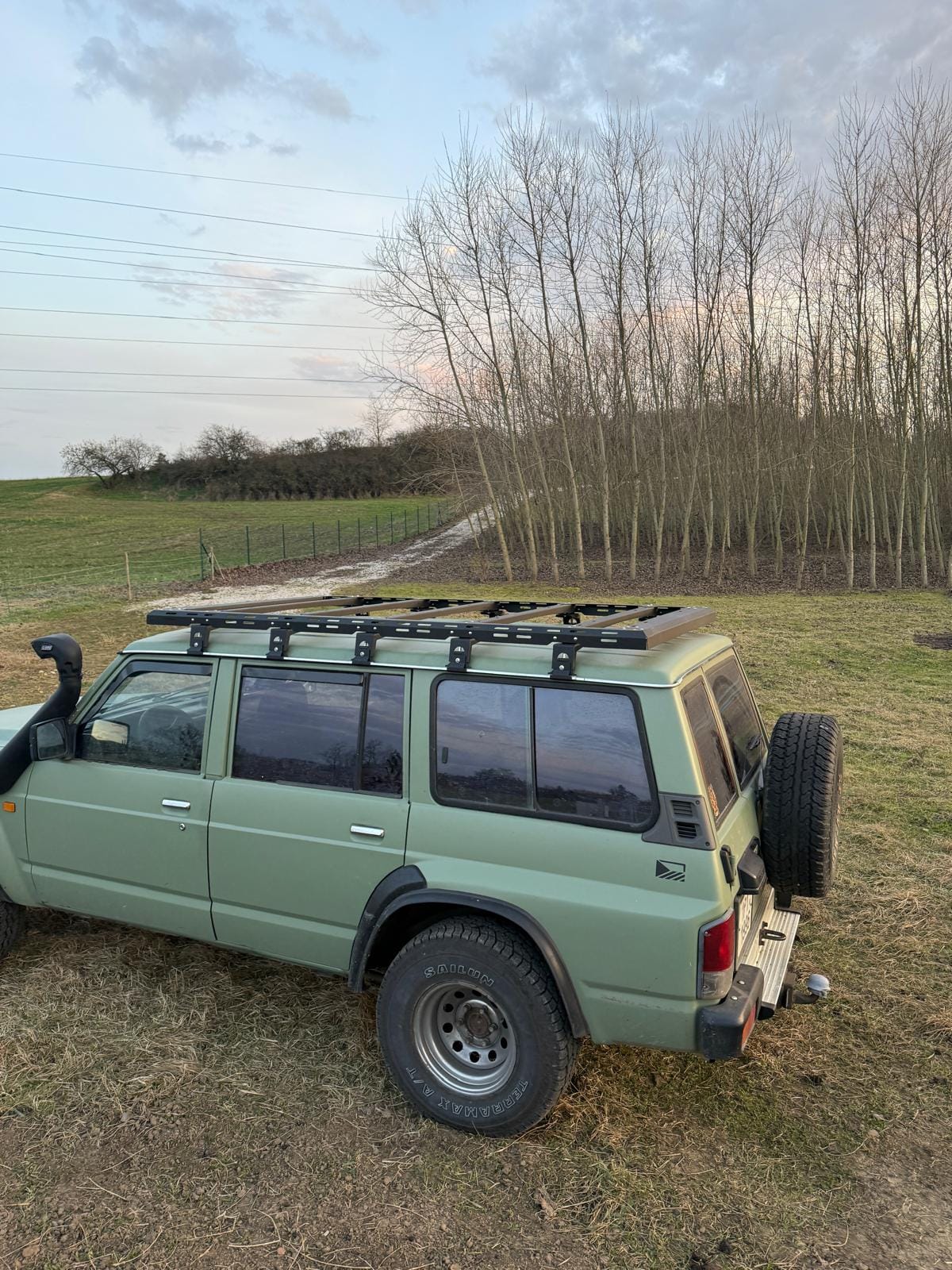 Nissan Patrol Y60-61 车顶行李架”