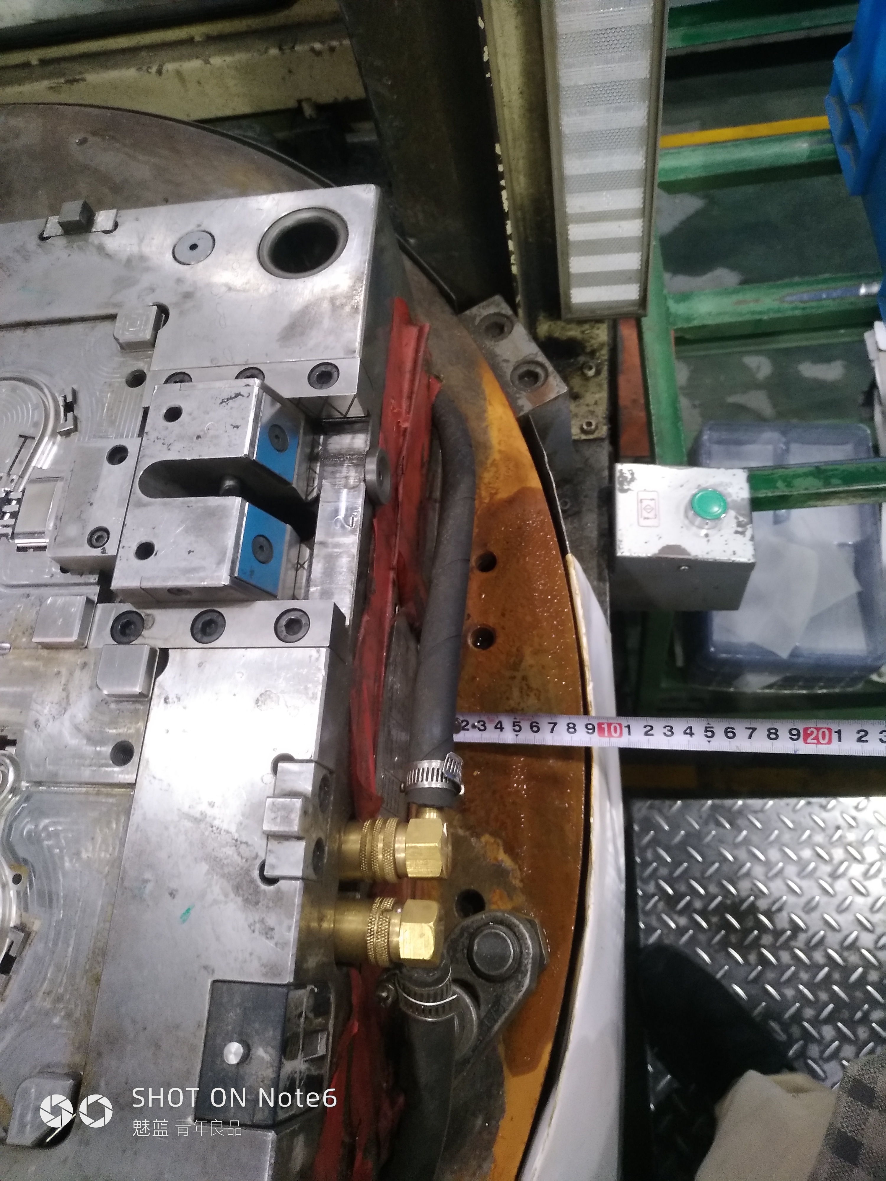 机器人上料，注塑成型sw18可编辑