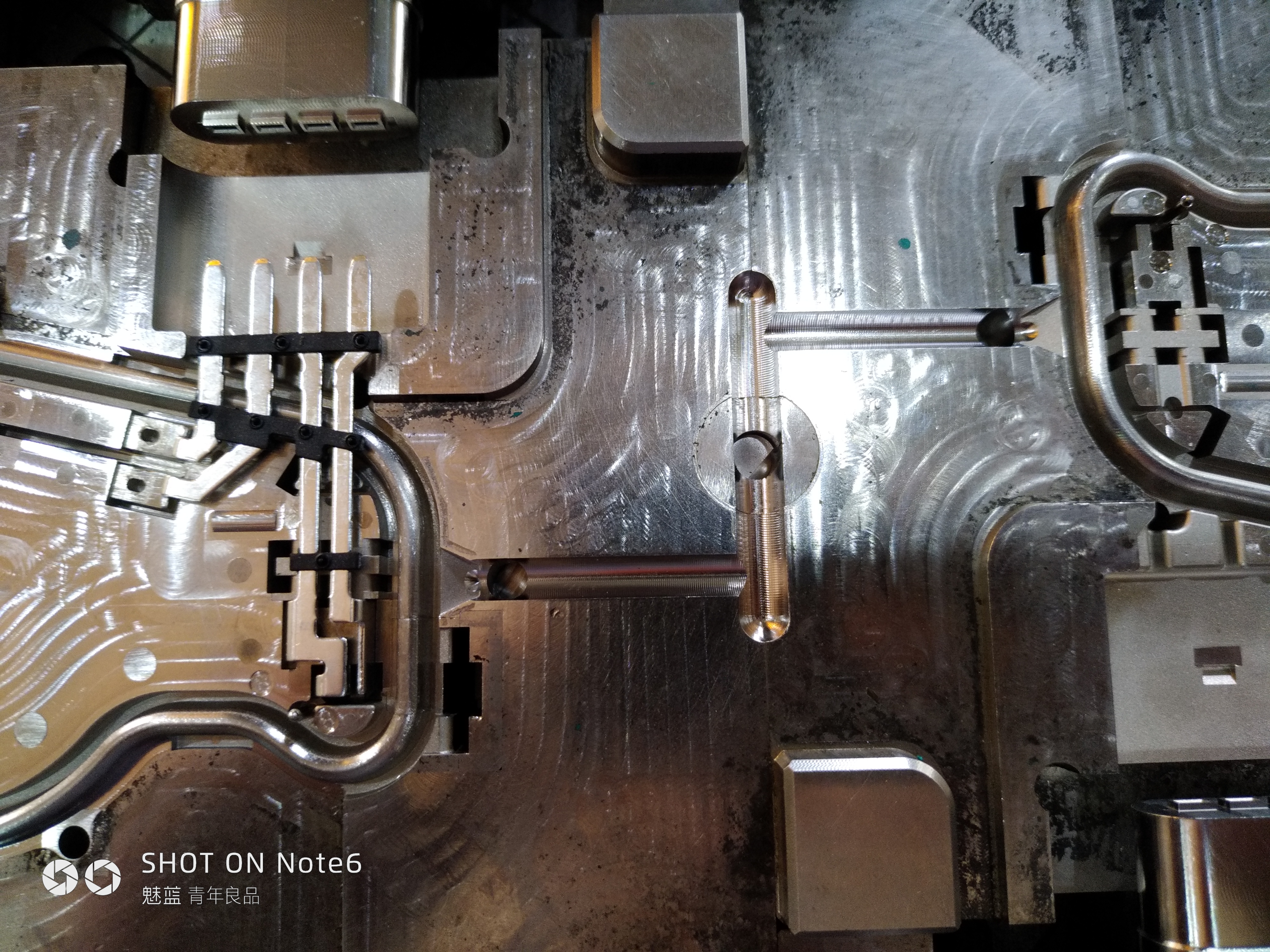 机器人上料，注塑成型sw18可编辑