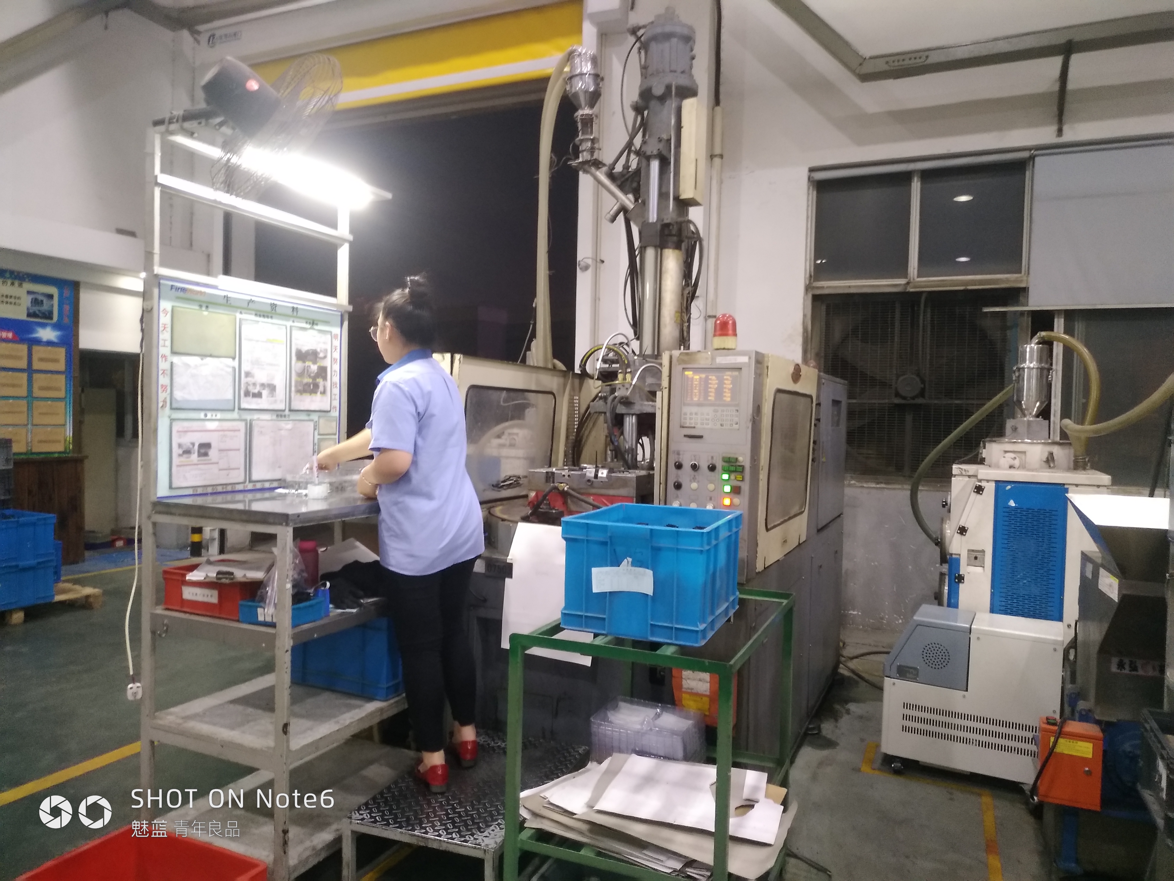 机器人上料，注塑成型sw18可编辑