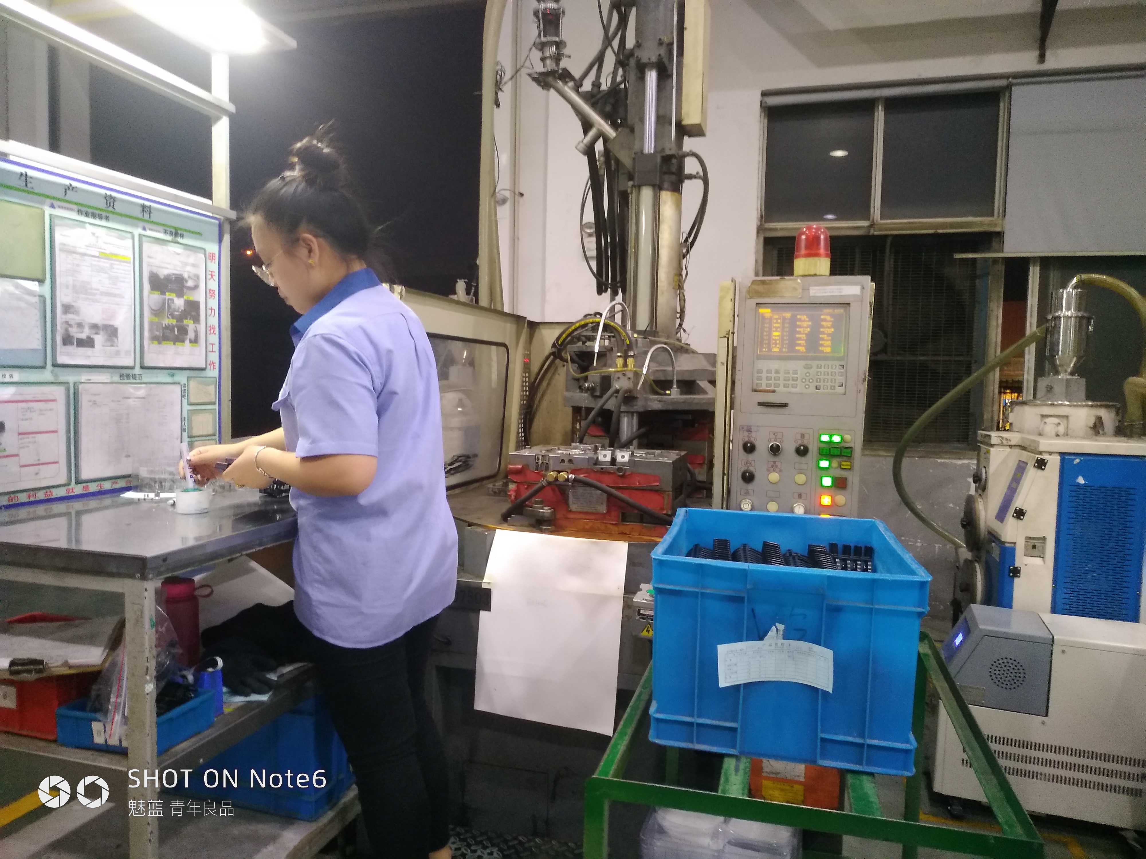 机器人上料，注塑成型sw18可编辑