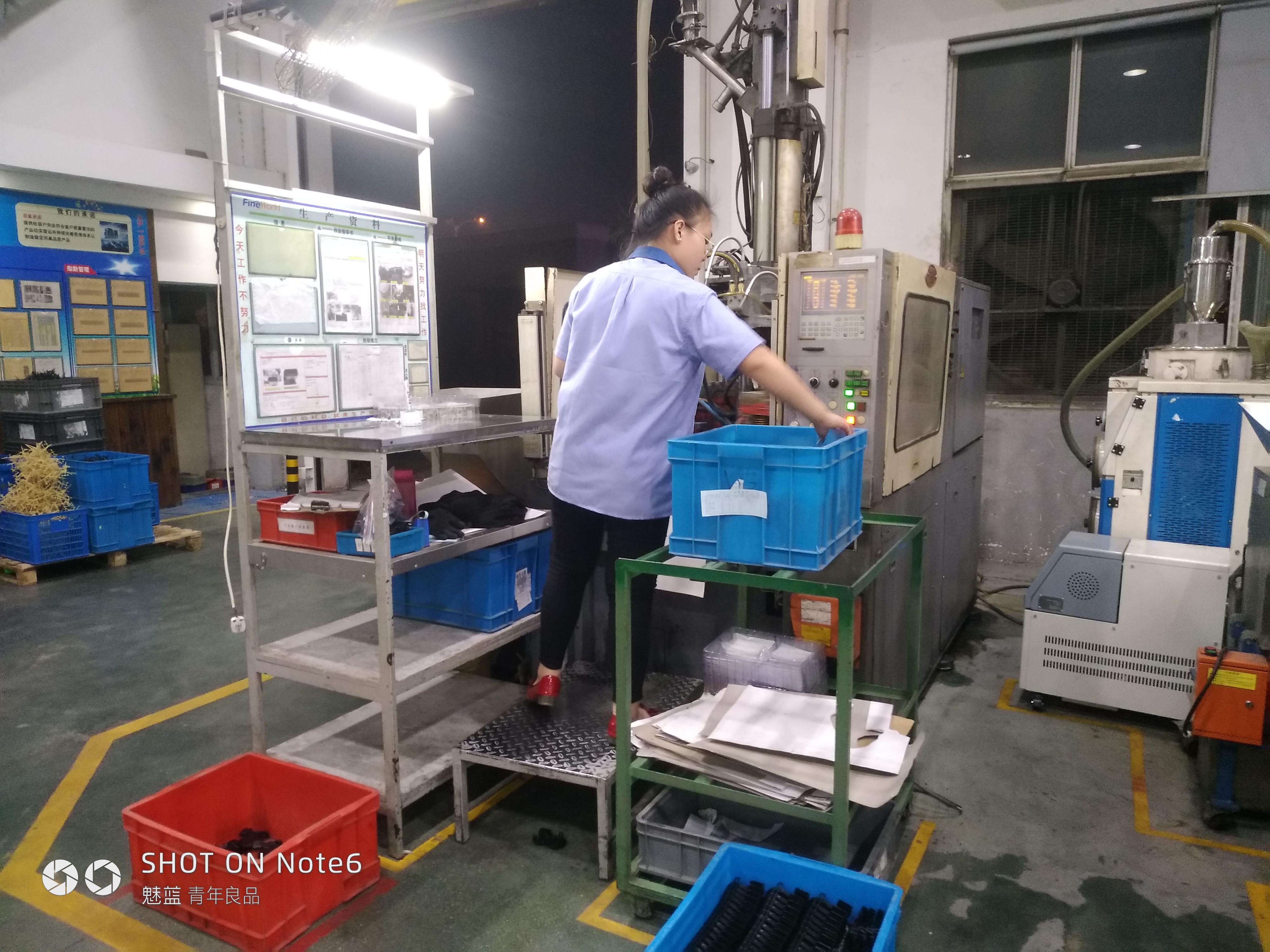 机器人上料，注塑成型sw18可编辑