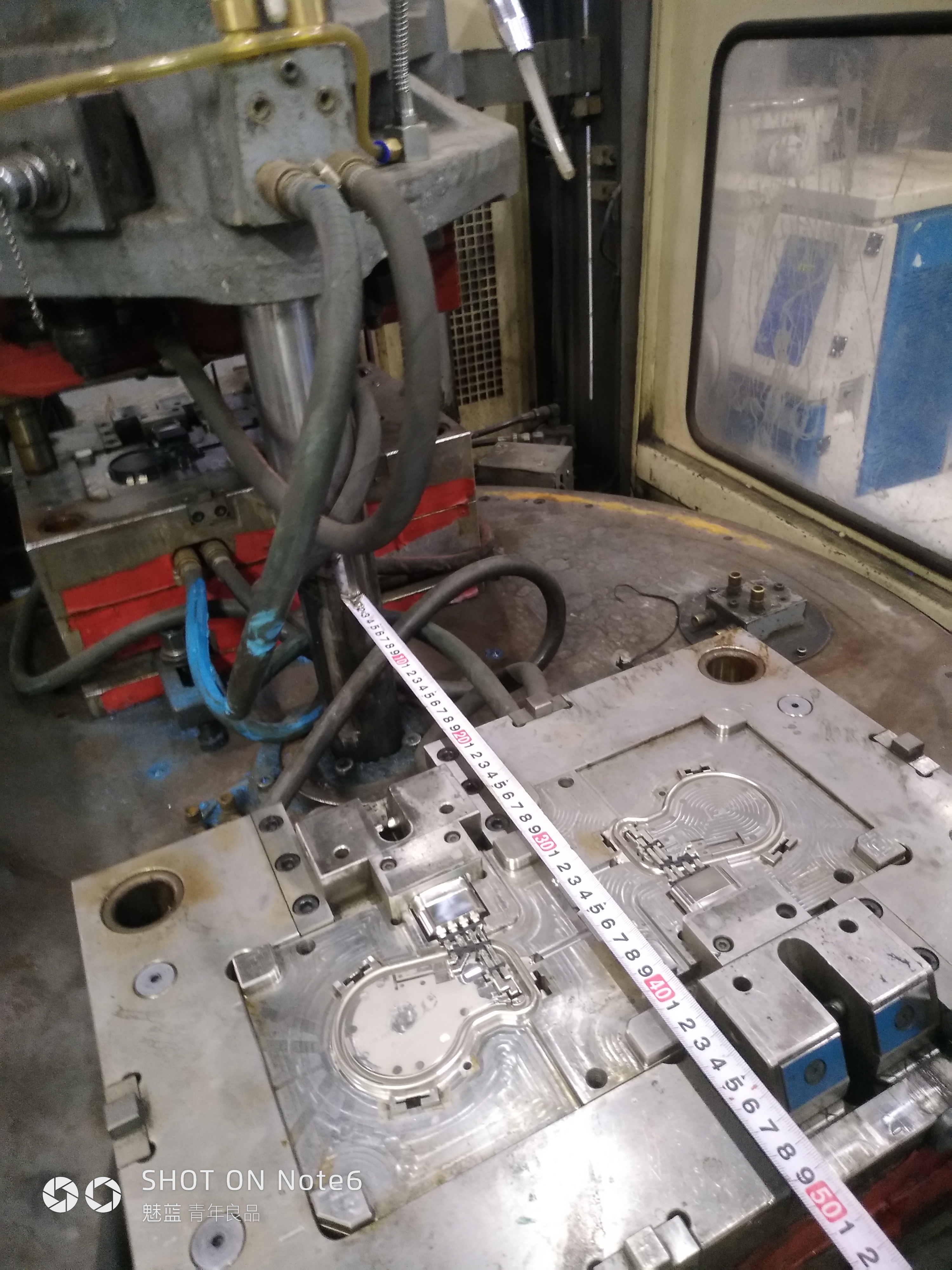 机器人上料，注塑成型sw18可编辑