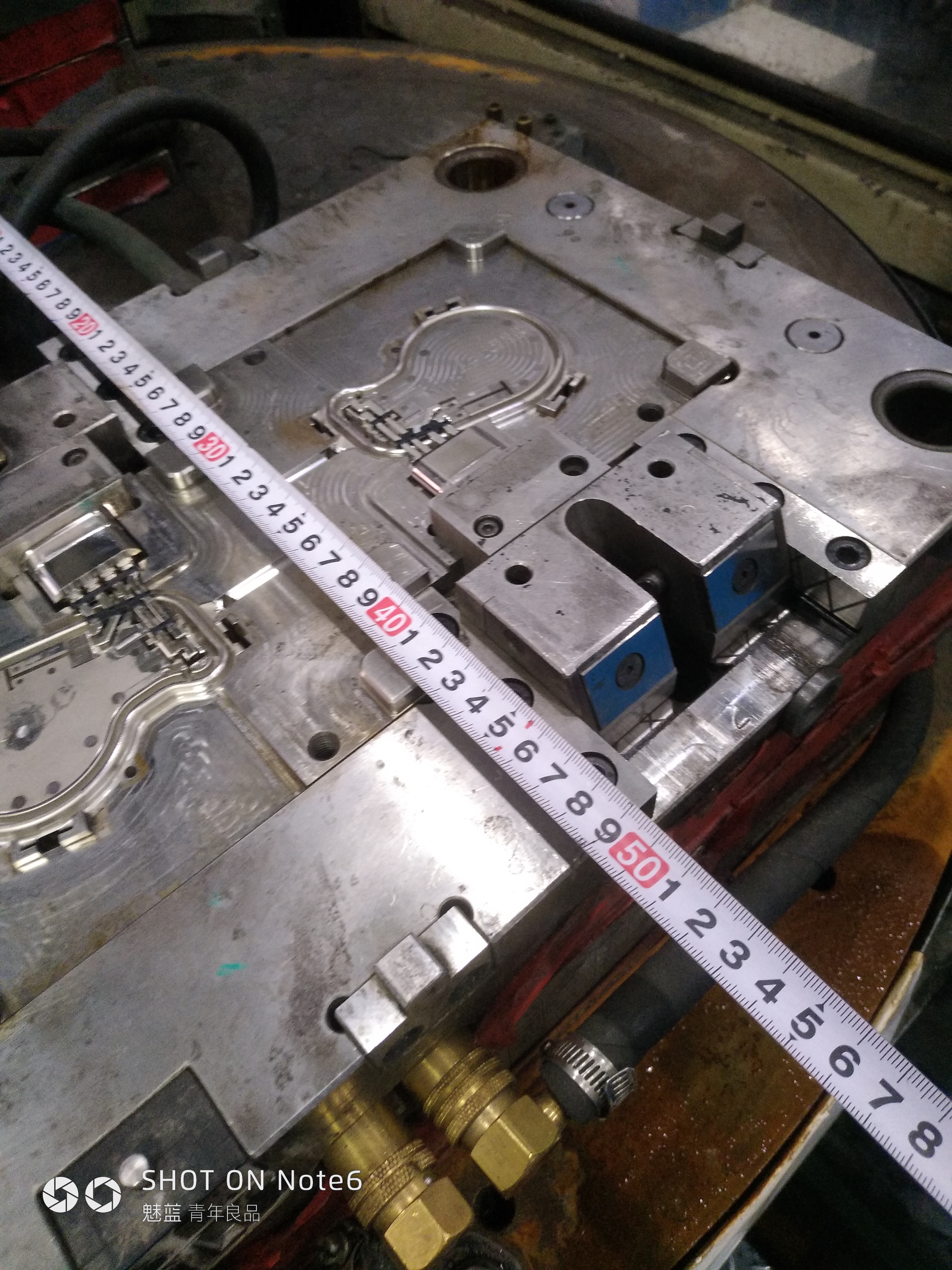 机器人上料，注塑成型sw18可编辑