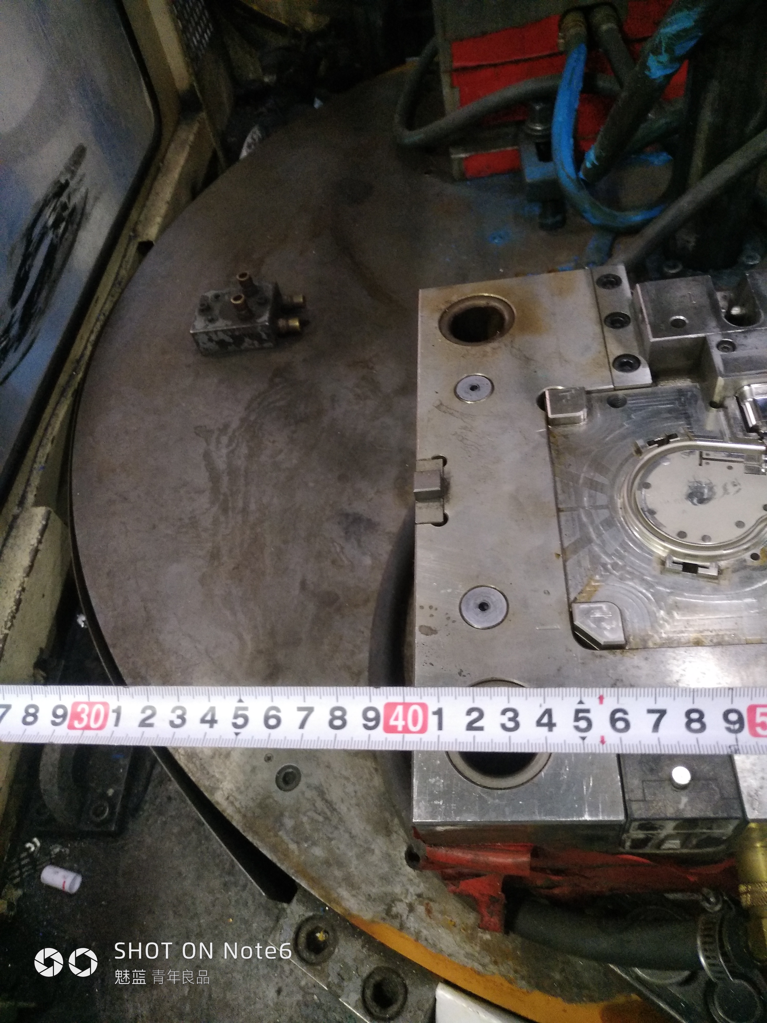 机器人上料，注塑成型sw18可编辑