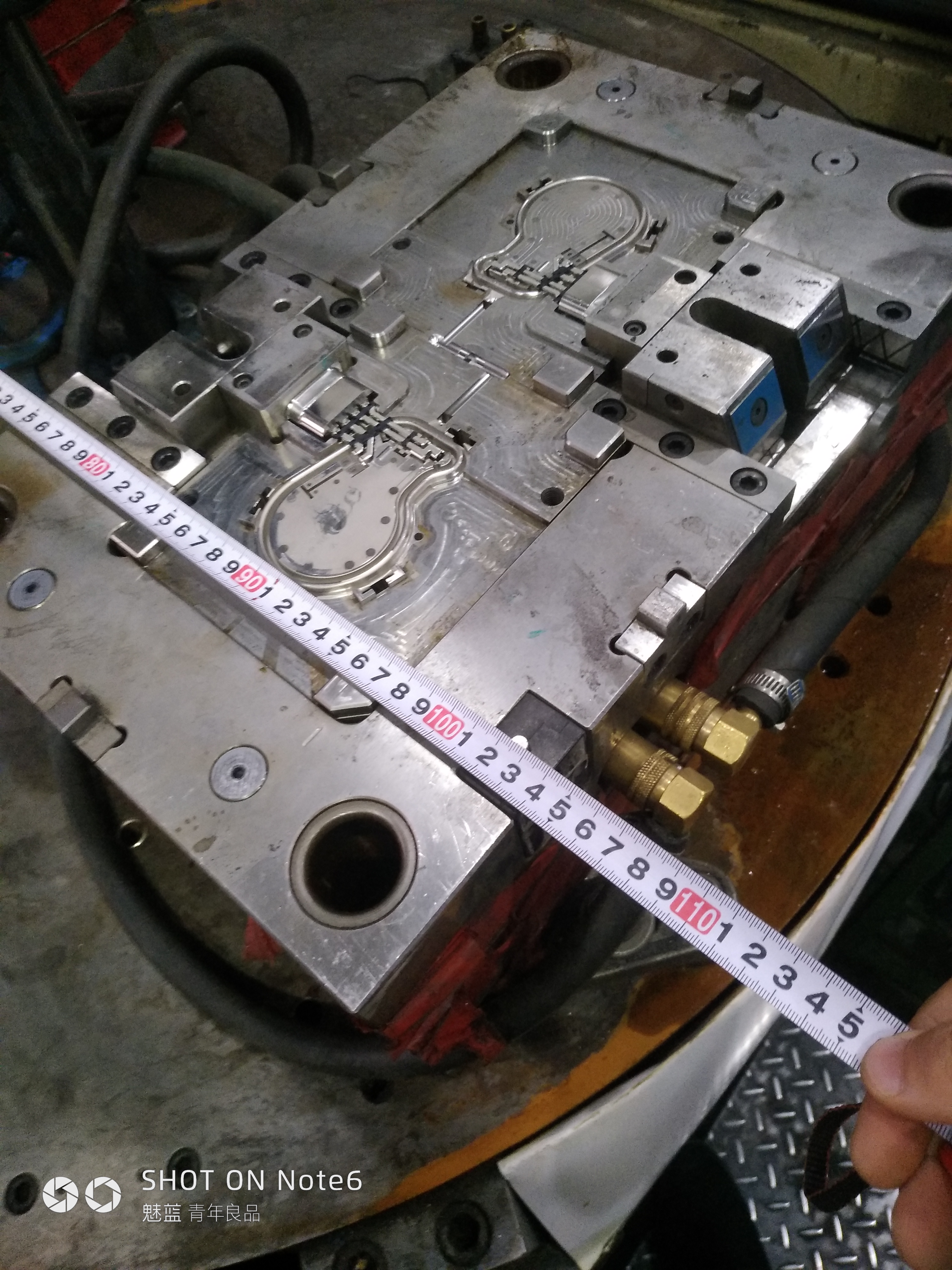 机器人上料，注塑成型sw18可编辑