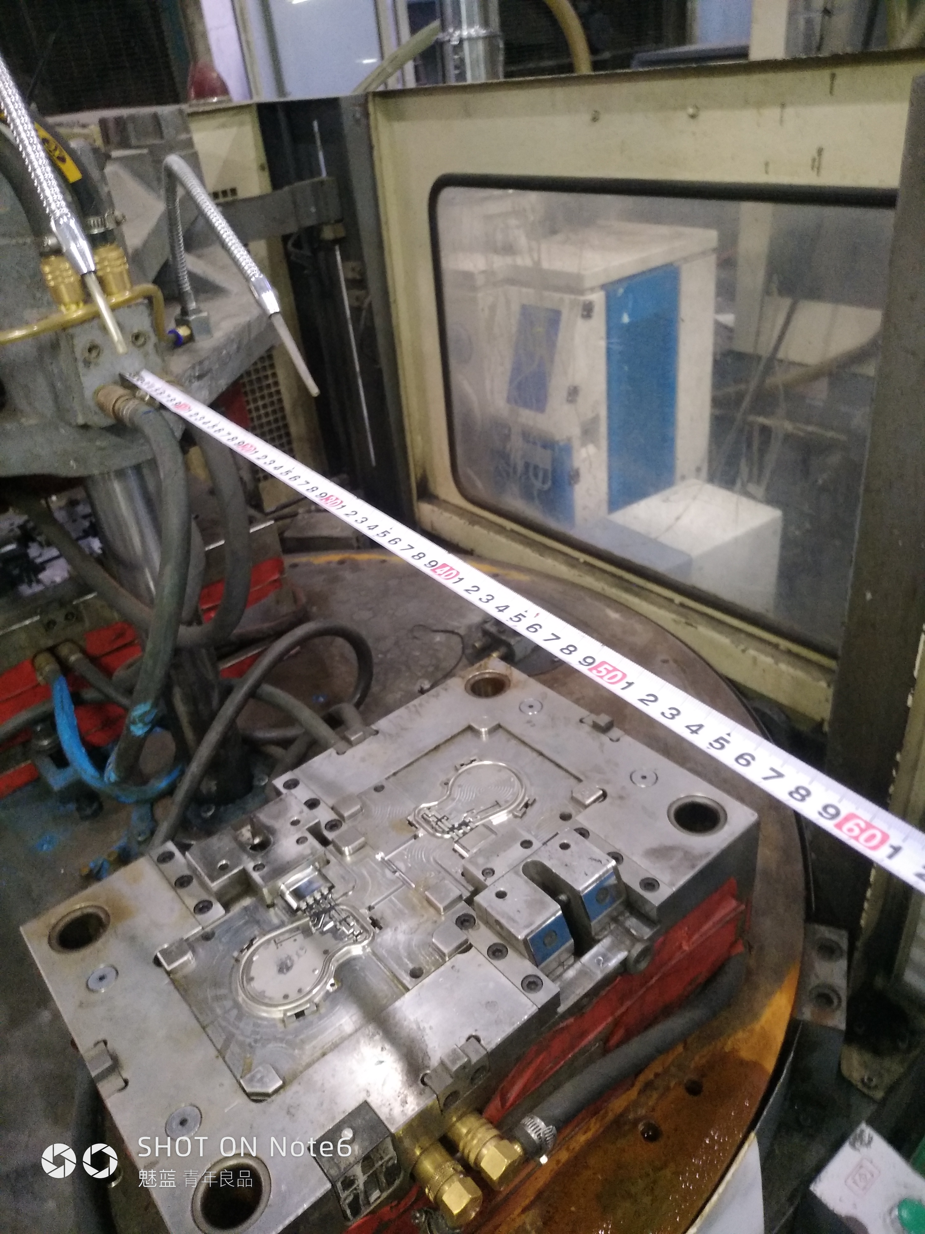 机器人上料，注塑成型sw18可编辑