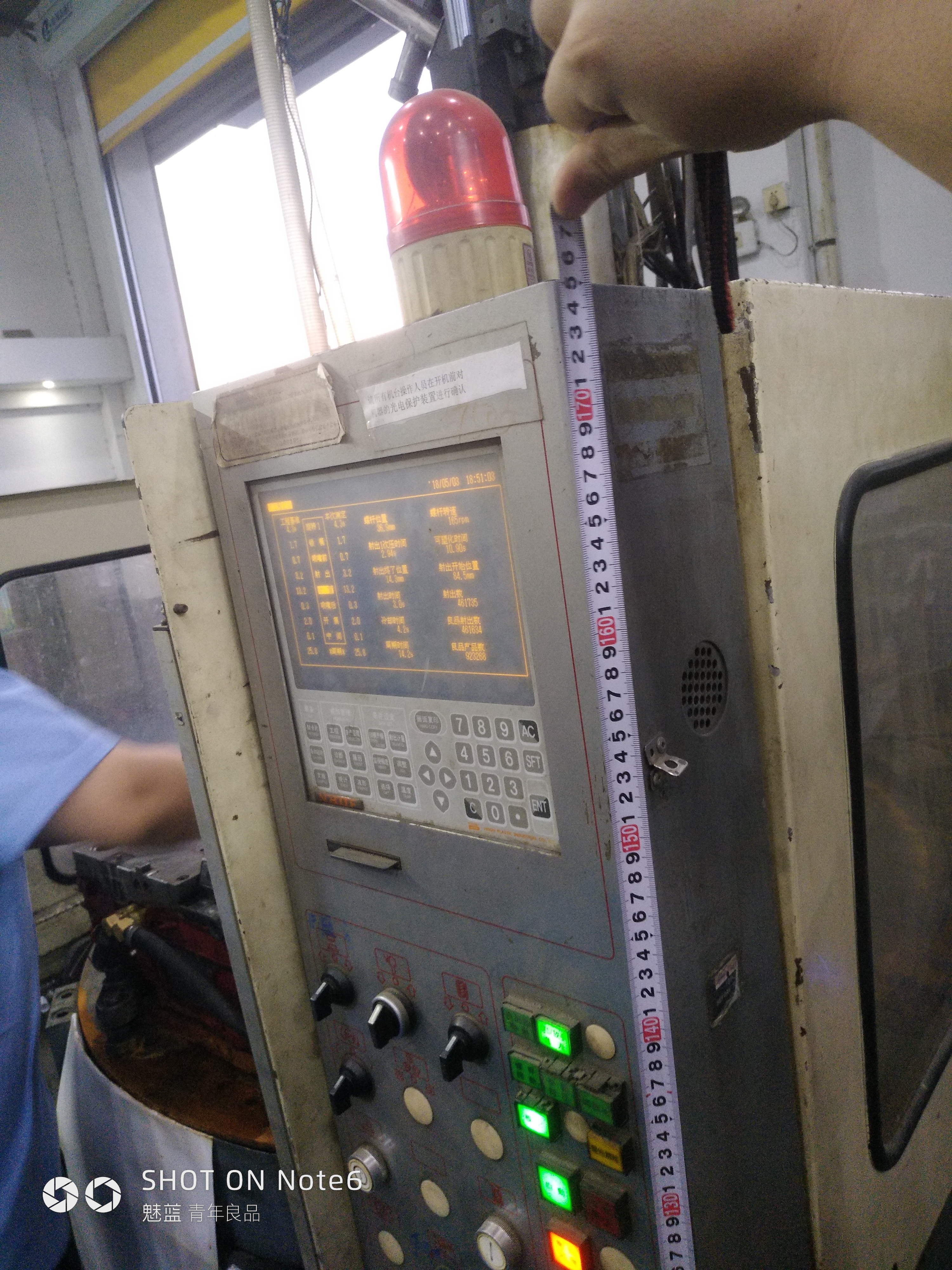 机器人上料，注塑成型sw18可编辑